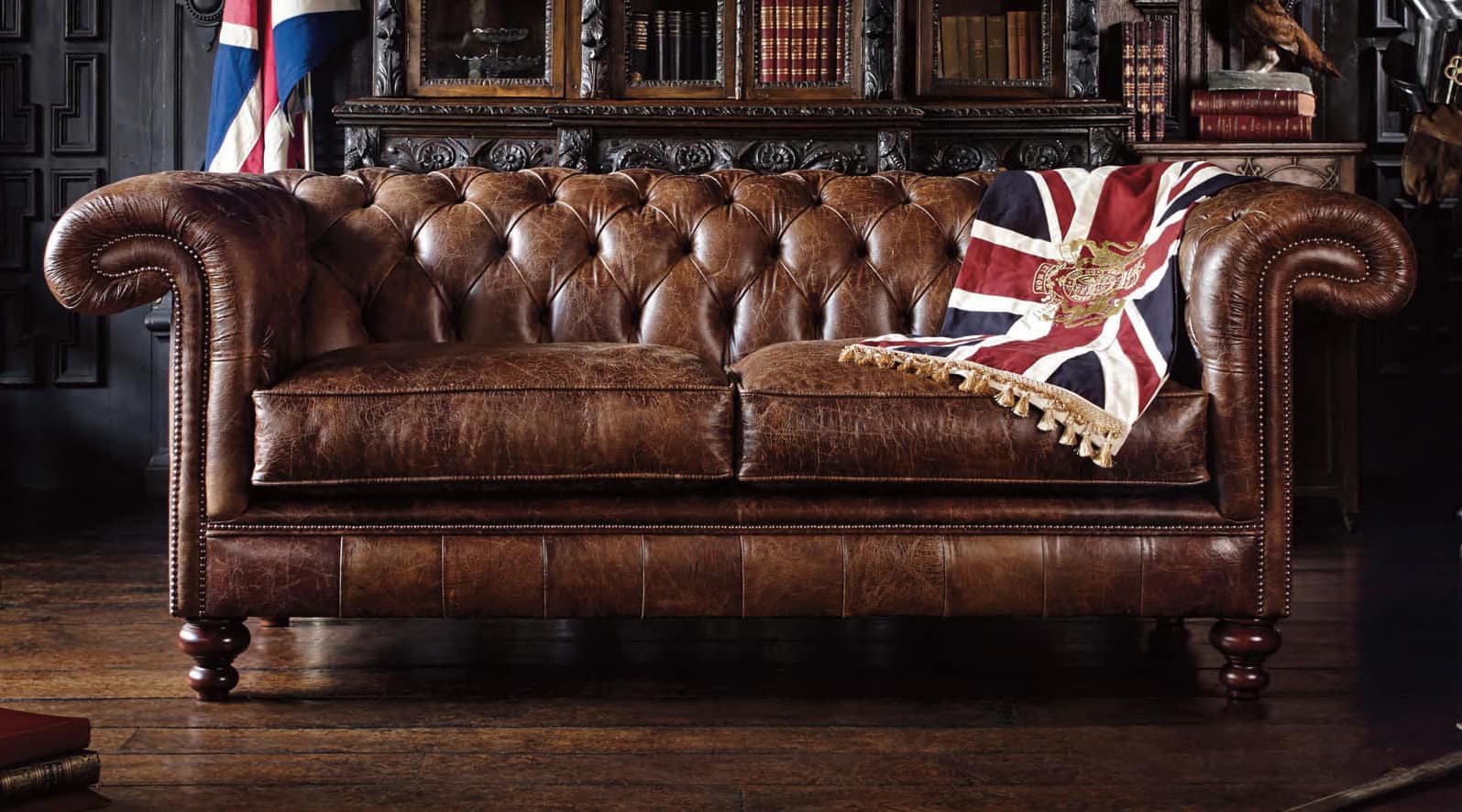 Detailansicht eines Chesterfield-Sofas im Modell „Spencer“ mit handgeknöpfter Rückenlehne und hochwertigem Leder in klassischem Braunton