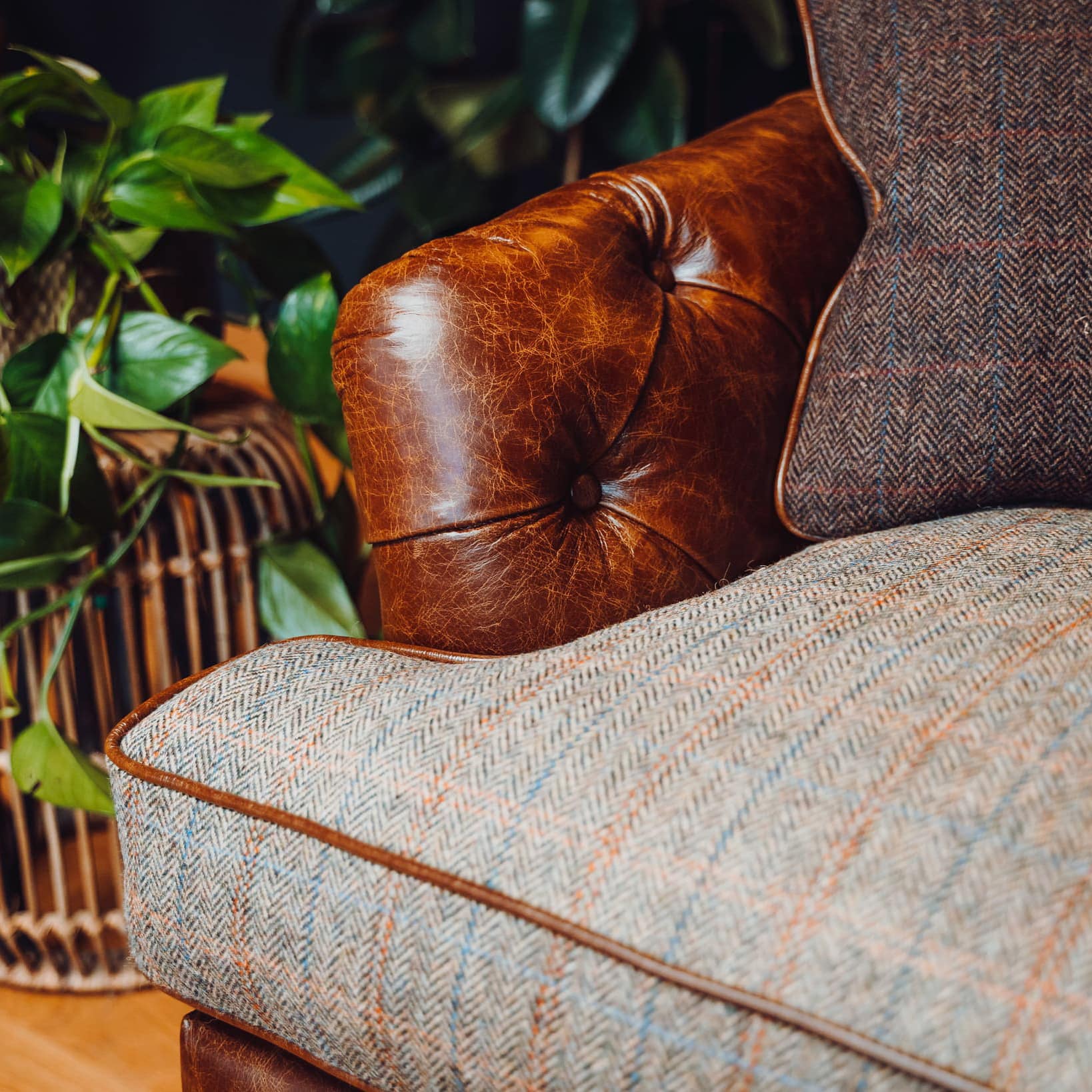 Hochwertiges Chesterfield Sofa mit Leder-Rückenlehne und Stoffsitzkissen – Modell Tetrad Dalmore Petite in braunem Vintage-Design, handgefertigt von Stan Chesterfields