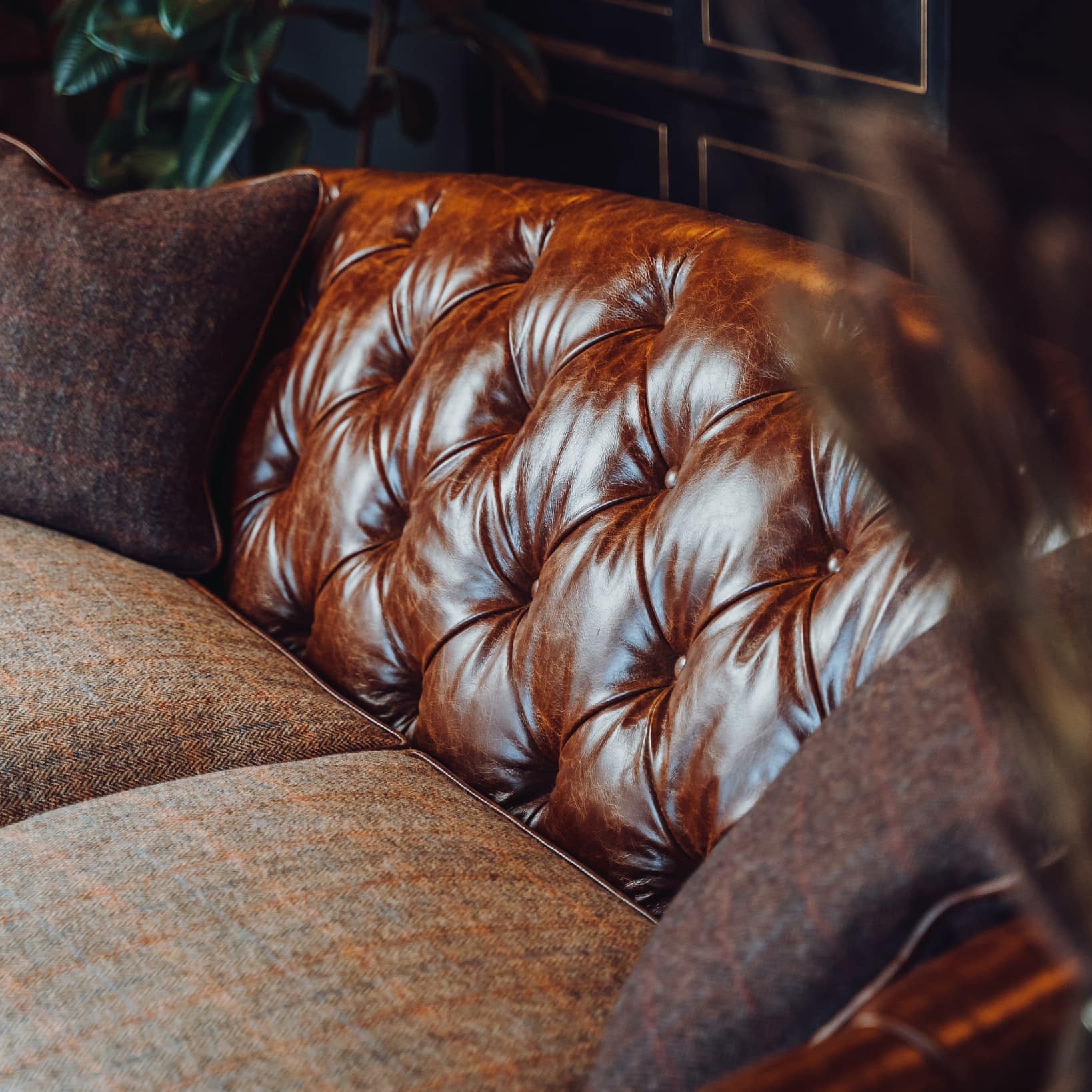 Hochwertiges Chesterfield Sofa mit Leder-Rückenlehne und Stoffsitzkissen – Modell Tetrad Dalmore Petite in braunem Vintage-Design, handgefertigt von Stan Chesterfields