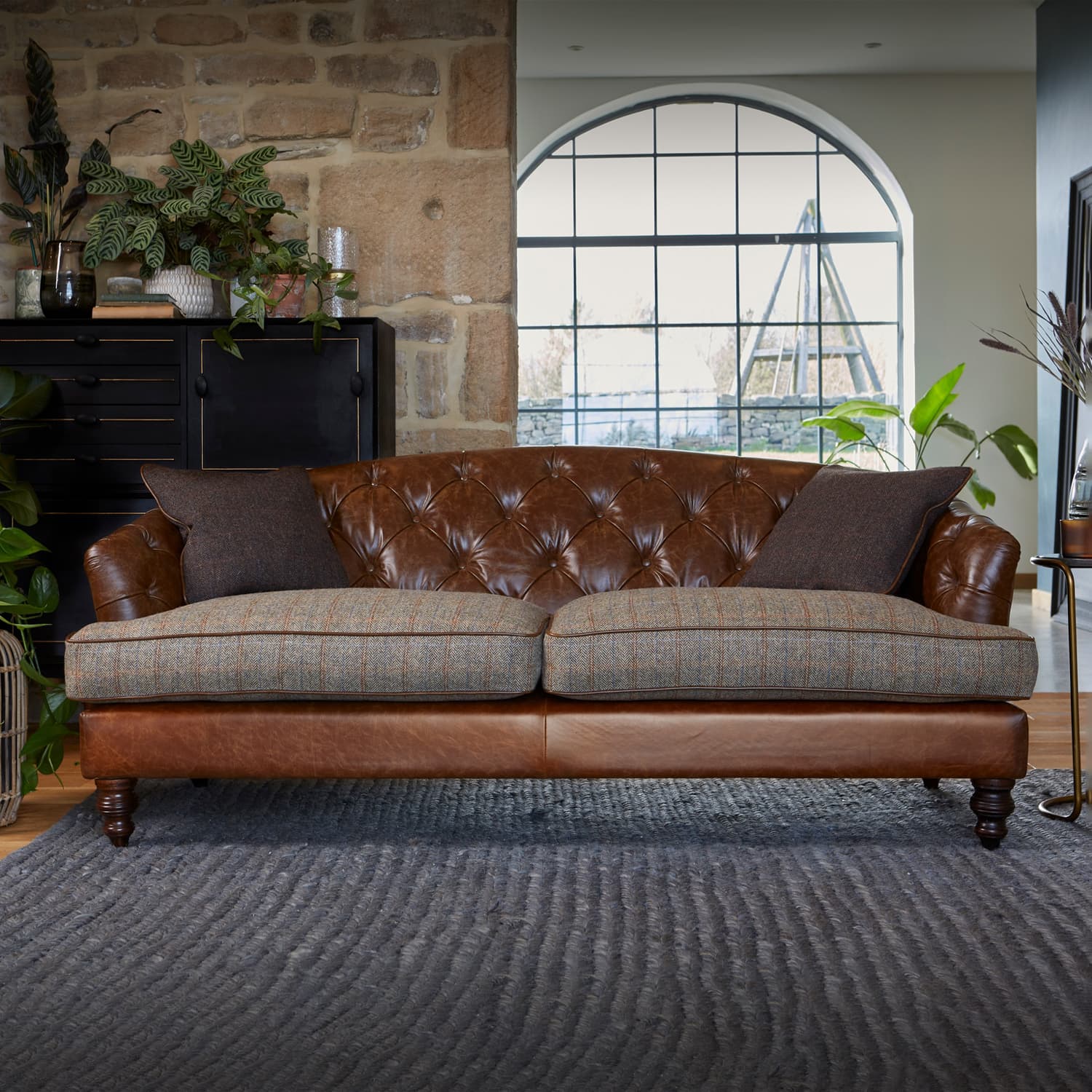 Hochwertiges Chesterfield Sofa mit Leder-Rückenlehne und Stoffsitzkissen – Modell Tetrad Dalmore Petite in braunem Vintage-Design, handgefertigt von Stan Chesterfields