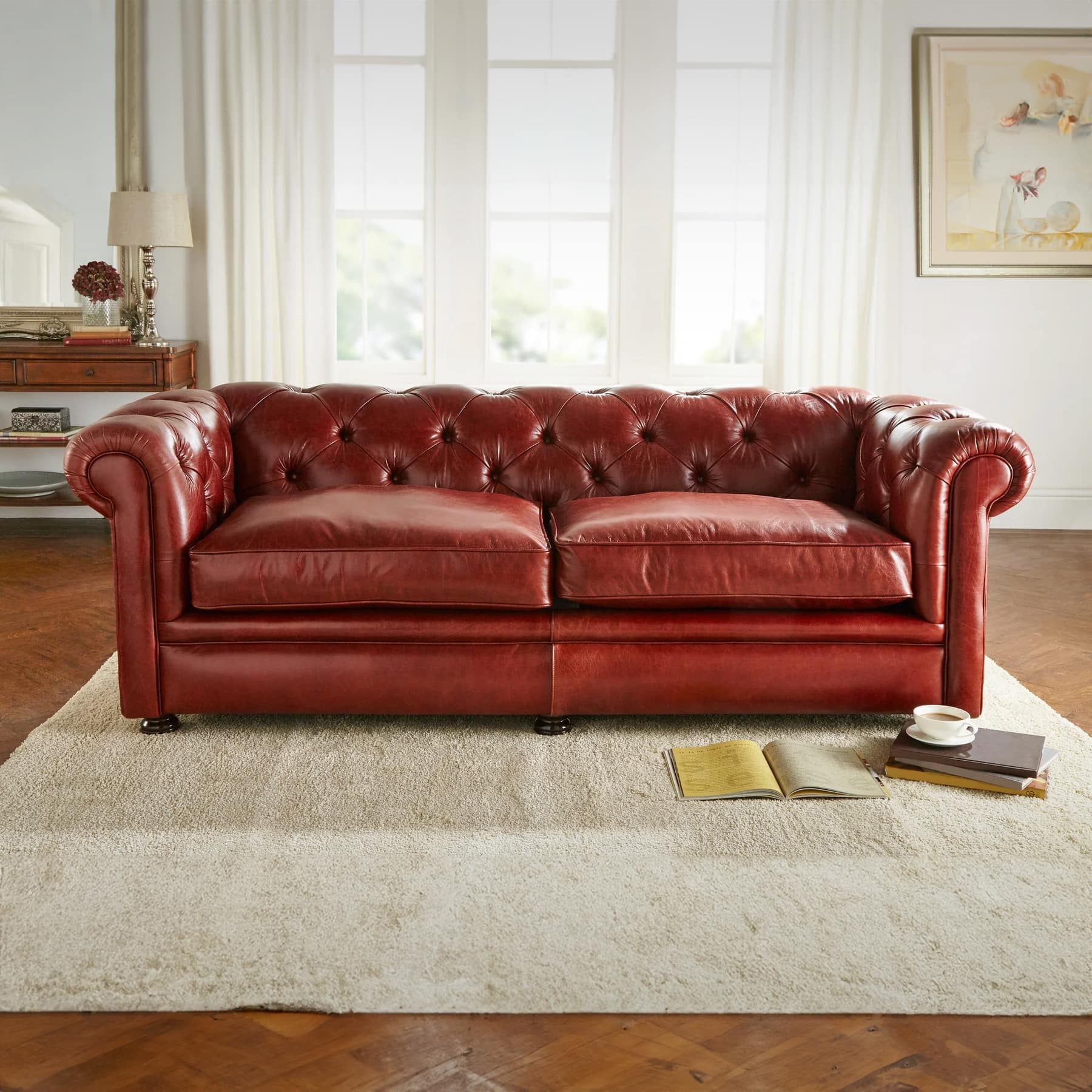 Modernes Chesterfield Sofa mit breiter Knopfheftung, wahlweise mit Ziernägeln oder Keder. Extra komfortable Polsterung, viele Größen & Sonderanfertigungen möglich.