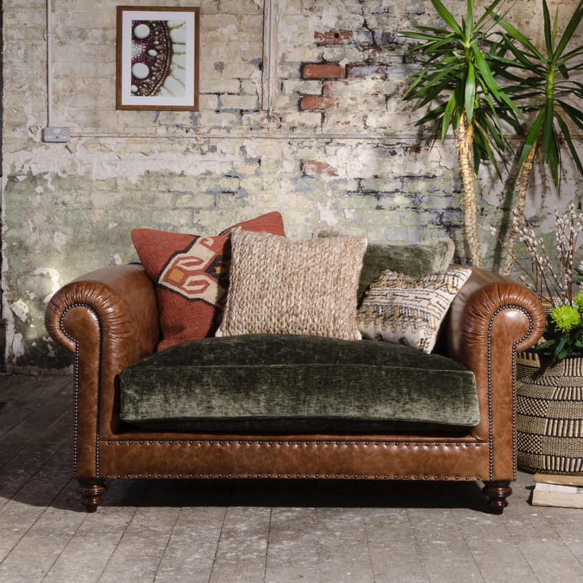 Constable Sofa von Tetrad erhältlich bei Stan Chesterfields – großzügiges, klassisches Sofa mit rund geschwungenen Armlehnen, tiefen Sitzkissen und stilvollem Boho-Chesterfield-Design