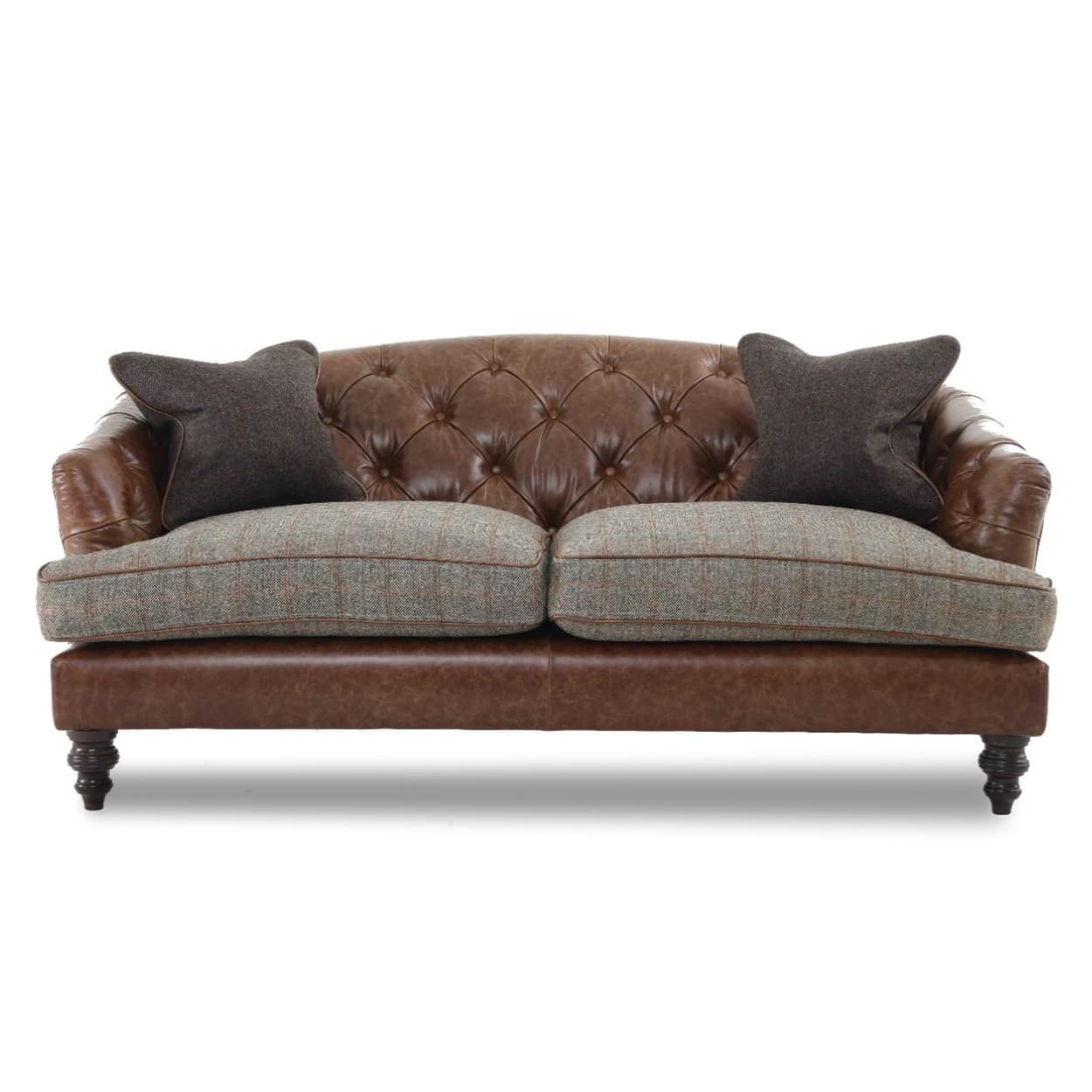 Hochwertiges Chesterfield Sofa mit Leder-Rückenlehne und Stoffsitzkissen – Modell Tetrad Dalmore Petite in braunem Vintage-Design, handgefertigt von Stan Chesterfields
