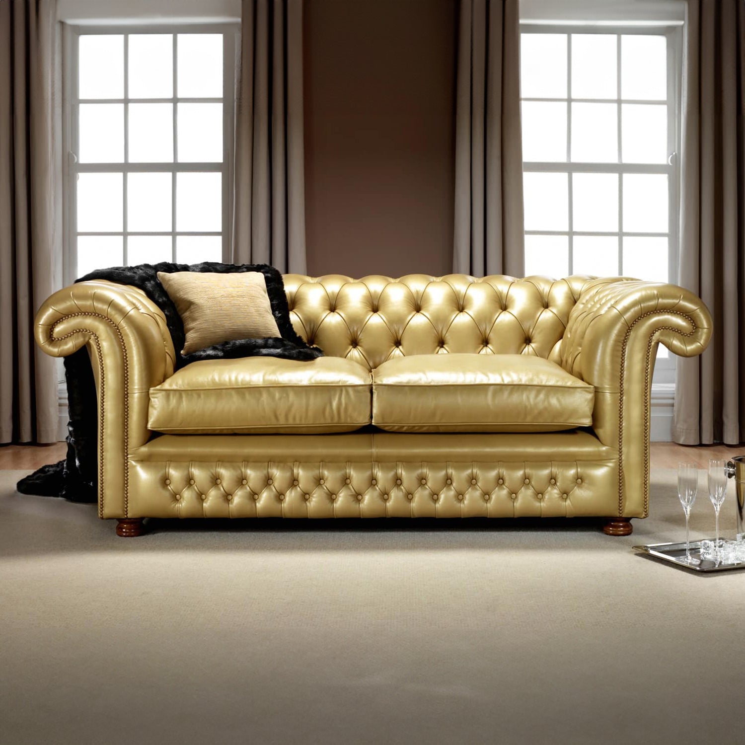 Goldenes Chesterfield Sofa Spencer ähnlich dem Samuel Johnson von Fleming & Howland – mit durchgehender Knopfheftung (Kapitonierung), geschwungenen Armlehnen, Ziernägeln und gedrechselten Füßen, handgefertigt in England bei Stan Chesterfields
