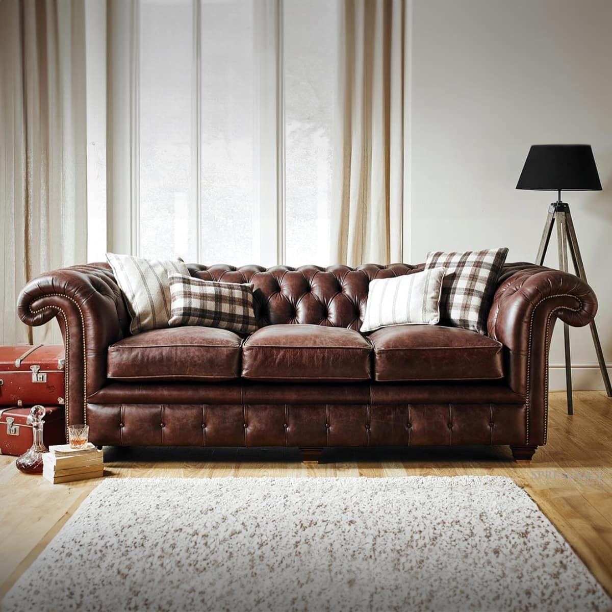 Klassisches Chesterfield Sofa Spencer ähnlich dem Samuel Johnson von Fleming & Howland in braunem Echtleder – mit durchgehender Knopfheftung (Kapitonierung), geschwungenen Armlehnen, Ziernägeln und gedrechselten Füßen, handgefertigt in England bei Stan Chesterfields