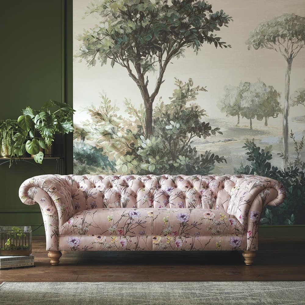 Beale Sofa handgefertigt in England, 3-Sitzer in floralem Stoff, elegantes Luxussofa für stilvolle Wohnzimmer.