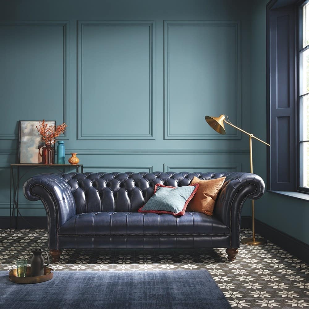 Dunkelblaues Chesterfield-3-Sitzer-Sofa „Drummond“ mit tiefer Knopfheftung (Kapitonierung), gedrechselten Holzfüßen und einzelnen per Hand geschlagenen Nägeln
