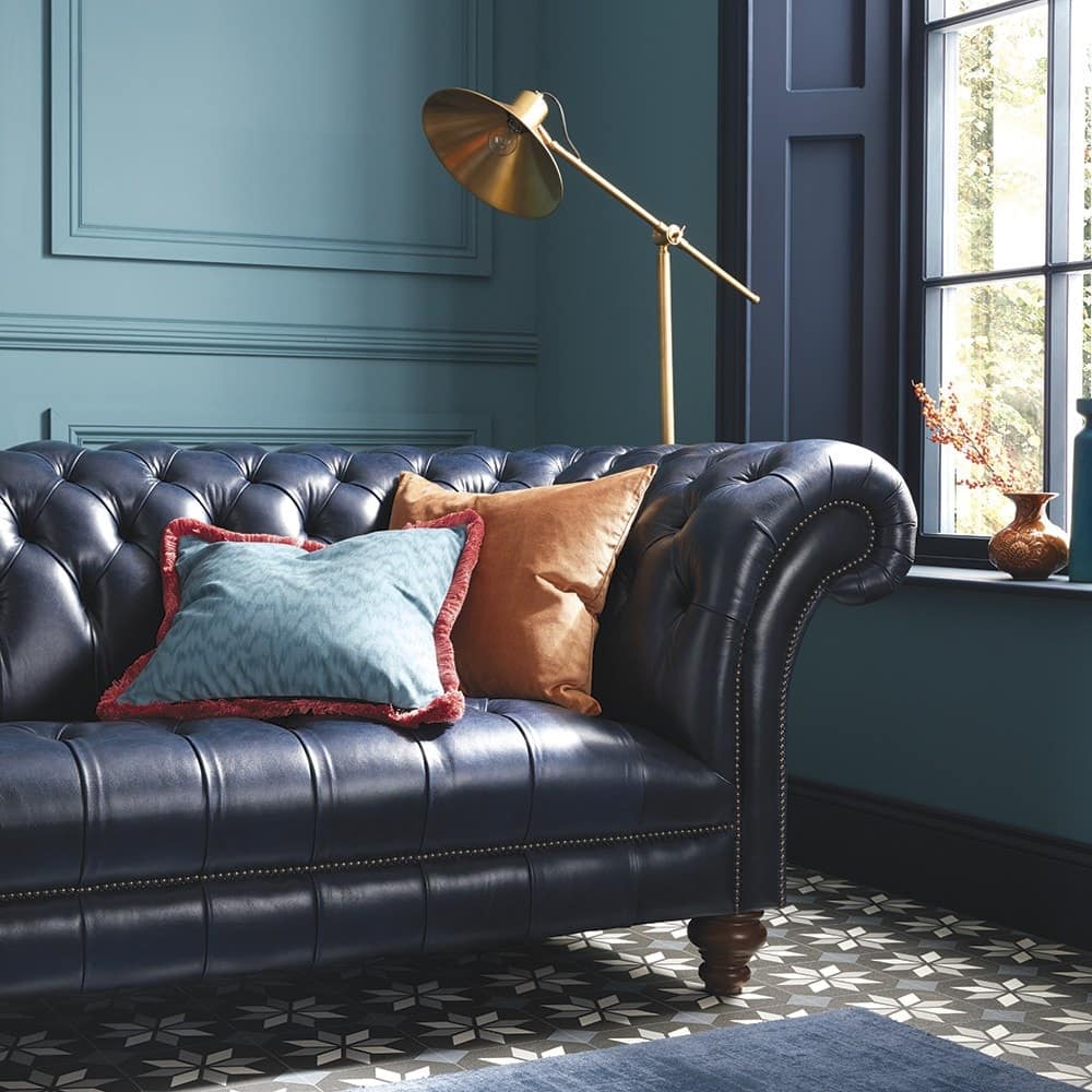Dunkelblaues Chesterfield-3-Sitzer-Sofa „Drummond“ mit tiefer Knopfheftung (Kapitonierung), gedrechselten Holzfüßen und einzelnen per Hand geschlagenen Nägeln