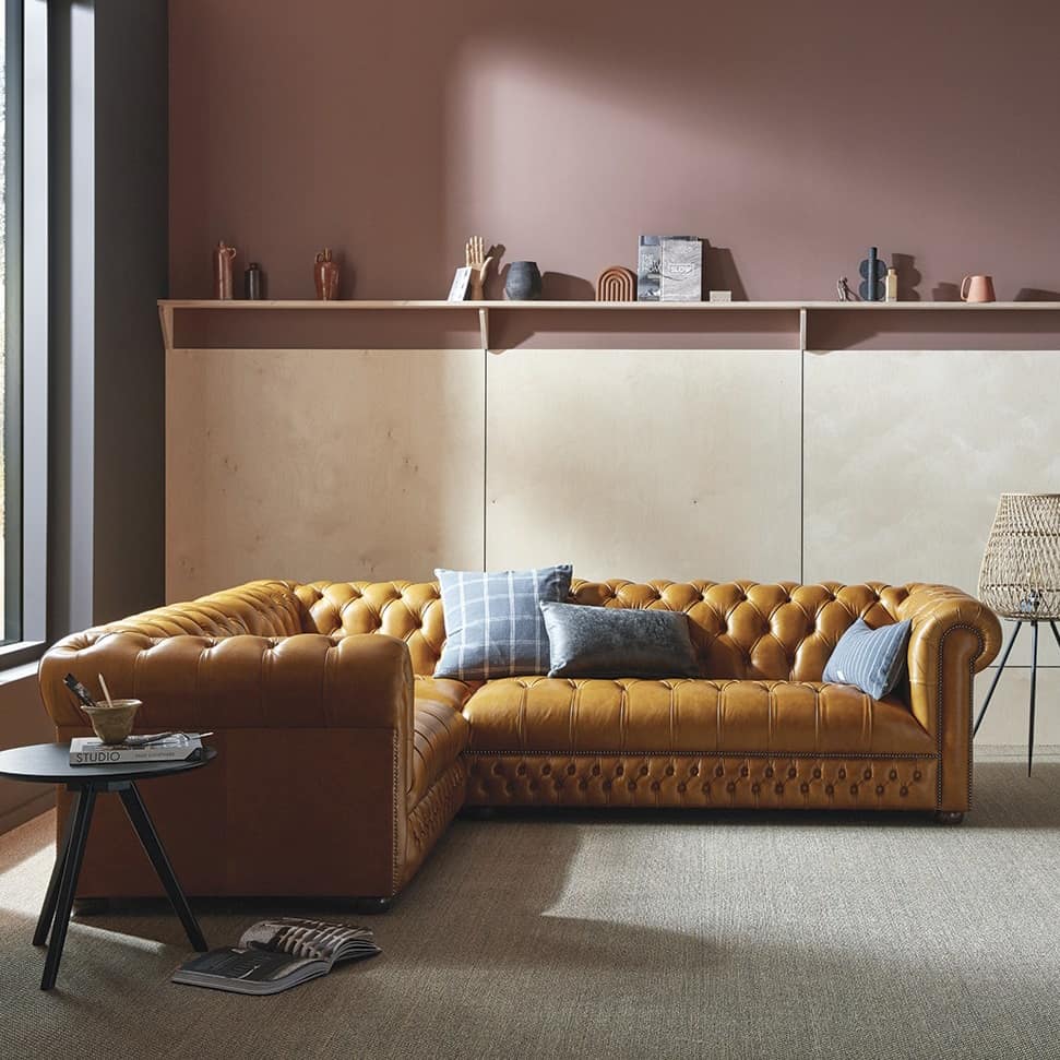 Hochwertiges, handgefertigtes Chesterfield Ecksofa aus England mit kapitonierter (geknöpfter) Sitzfläche.