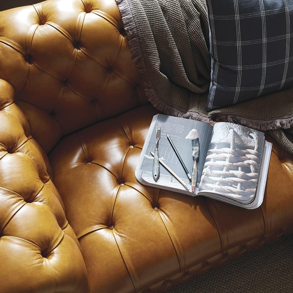 Hochwertiges, handgefertigtes Chesterfield Ecksofa aus England mit kapitonierter (geknöpfter) Sitzfläche.