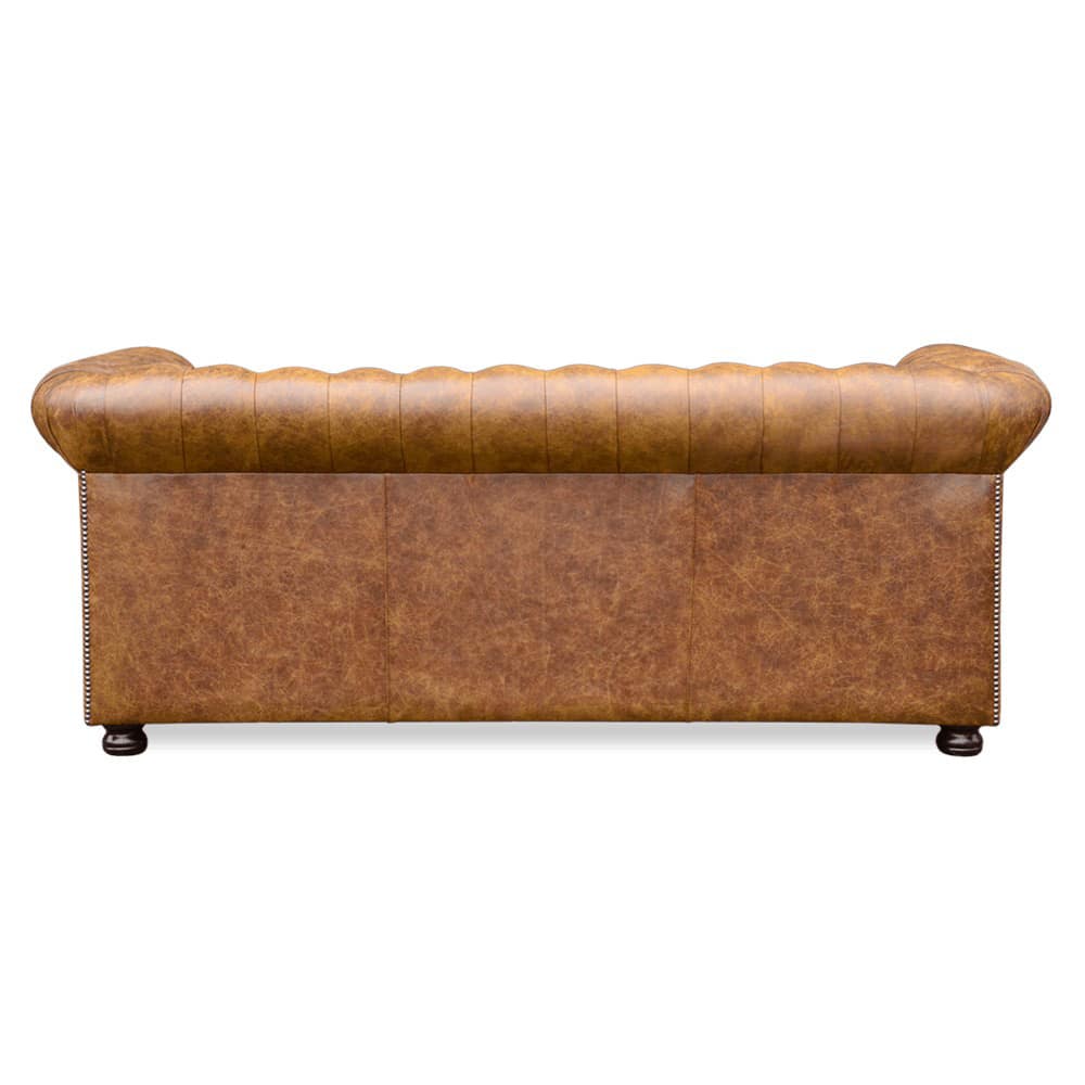 Stan Chesterfields Knight Sofa in klassischem Chesterfield-Design mit geradem Rücken, tiefgeknöpfter Rückenlehne, gedrechselten Holzfüßen und Echtlederbezug – handgefertigt in England