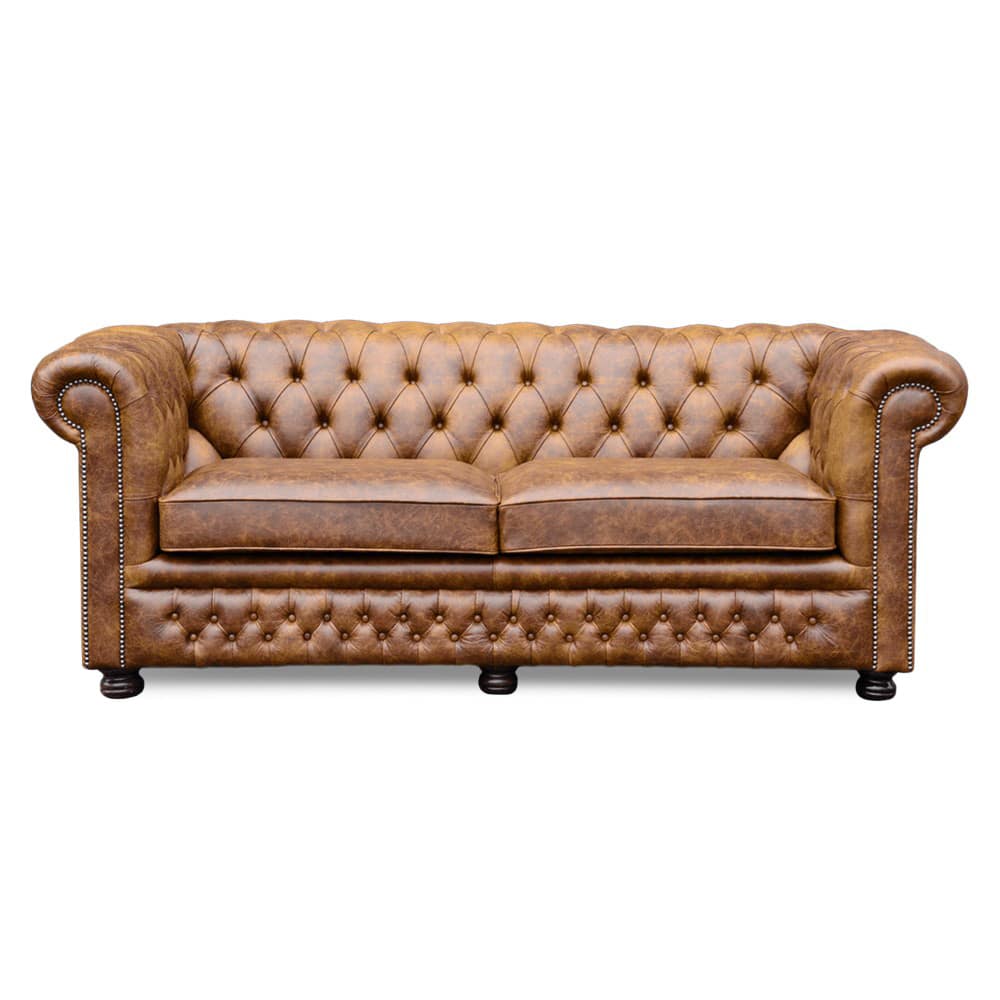 Stan Chesterfields Knight Sofa in klassischem Chesterfield-Design mit geradem Rücken, tiefgeknöpfter Rückenlehne, gedrechselten Holzfüßen und Echtlederbezug – handgefertigt in England