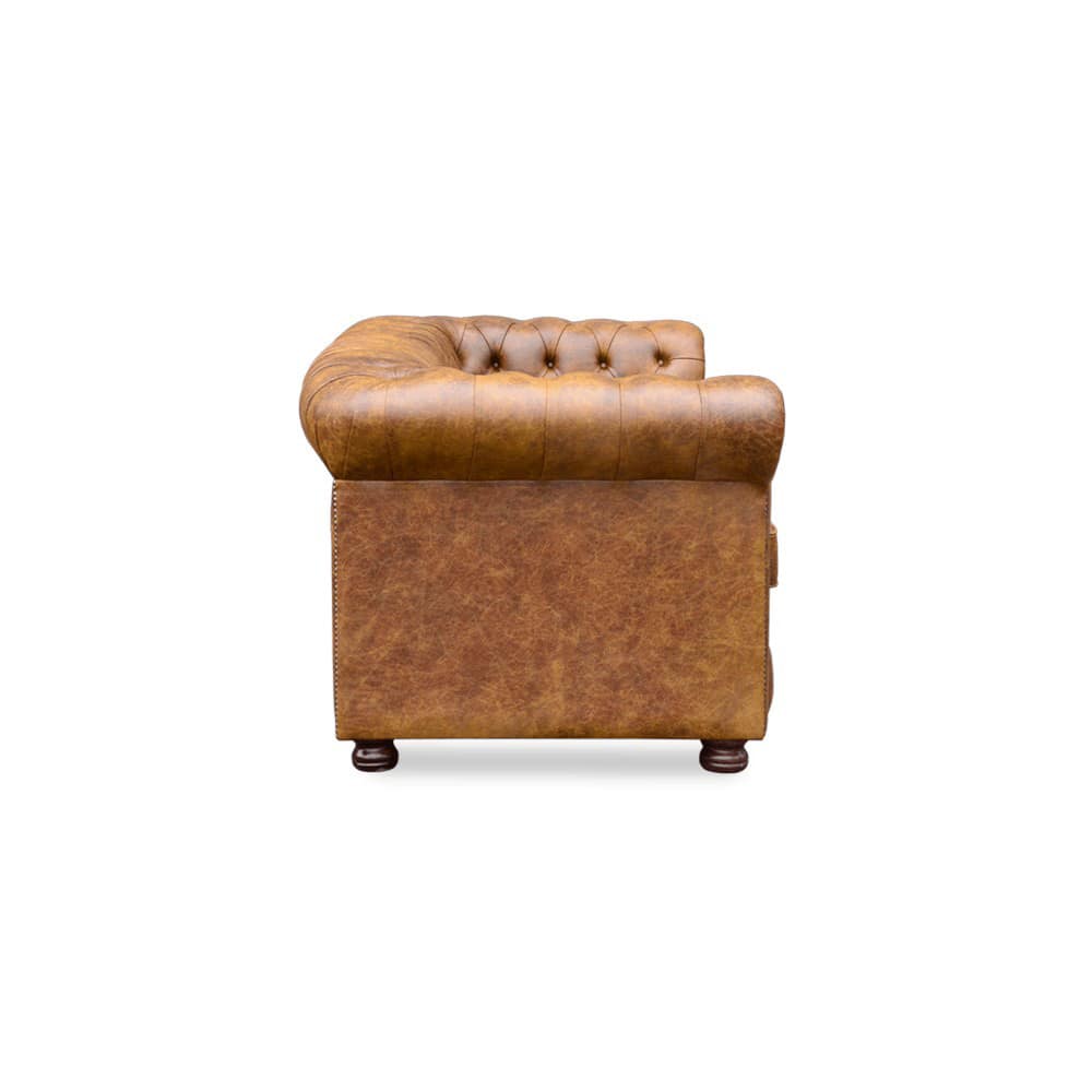 Stan Chesterfields Knight Sofa in klassischem Chesterfield-Design mit geradem Rücken, tiefgeknöpfter Rückenlehne, gedrechselten Holzfüßen und Echtlederbezug – handgefertigt in England