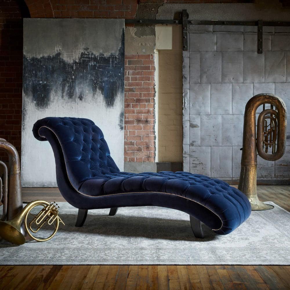 Chesterfield Recamiere Moore in tiefblauem Samt mit eleganter Knopfheftung, handgefertigt, luxuriös und individuell maßgeschneidert