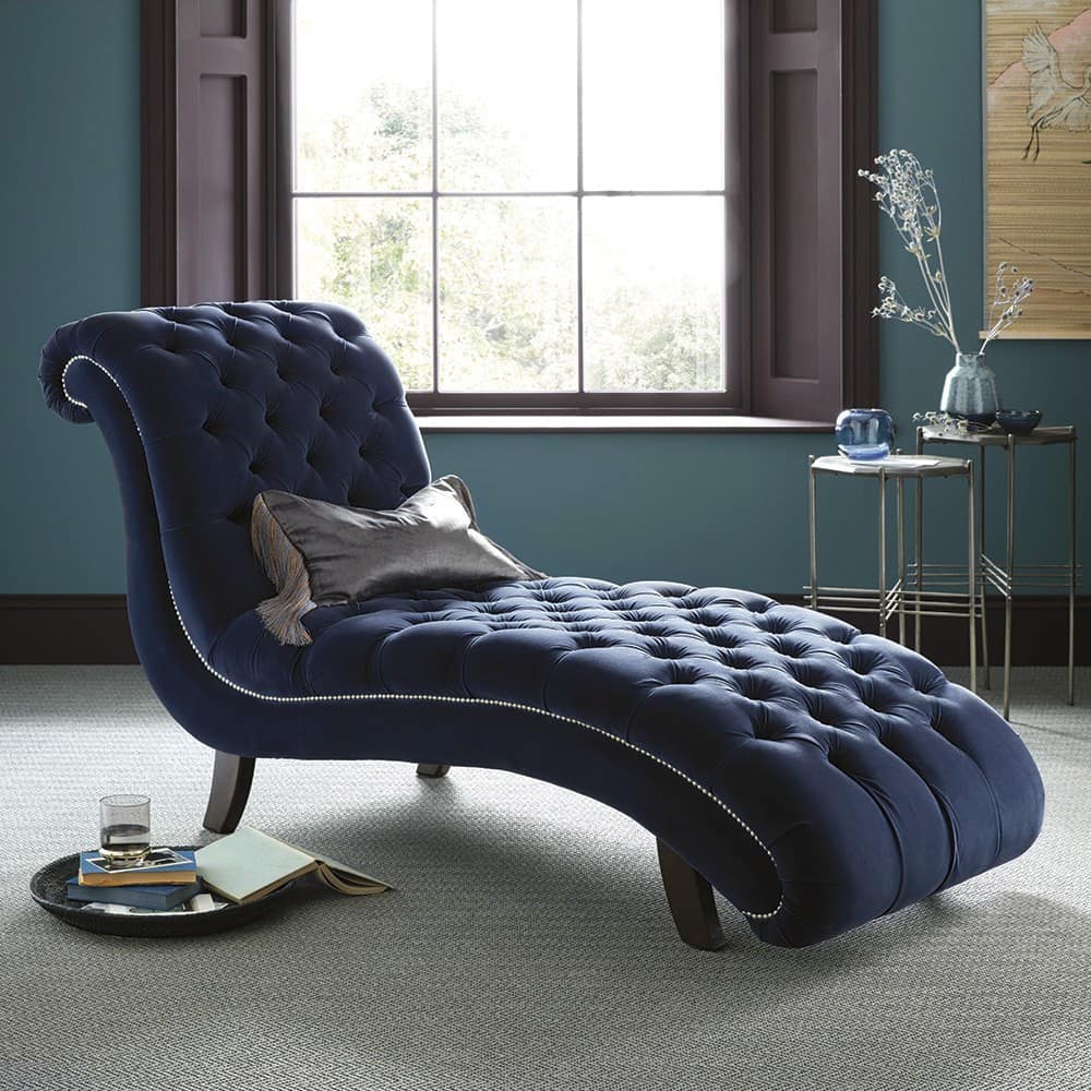 Chesterfield Recamiere Moore in tiefblauem Samt mit eleganter Knopfheftung, handgefertigt, luxuriös und individuell maßgeschneidert
