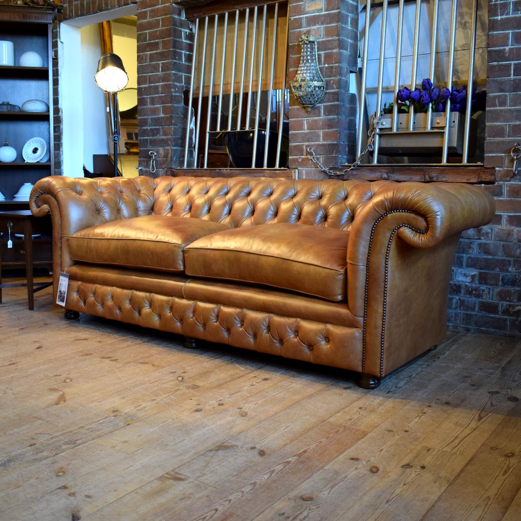 SALE Ausstellungsstück klassisches Chesterfield Sofa Spencer ähnlich dem Samual Johnson von Fleming & Howland in cognacfarbenem Echtleder – mit traditioneller Knopfheftung, geschwungenen Armlehnen und handgesetzten Ziernägeln handgefertigt in England bei Stan Chesterfields