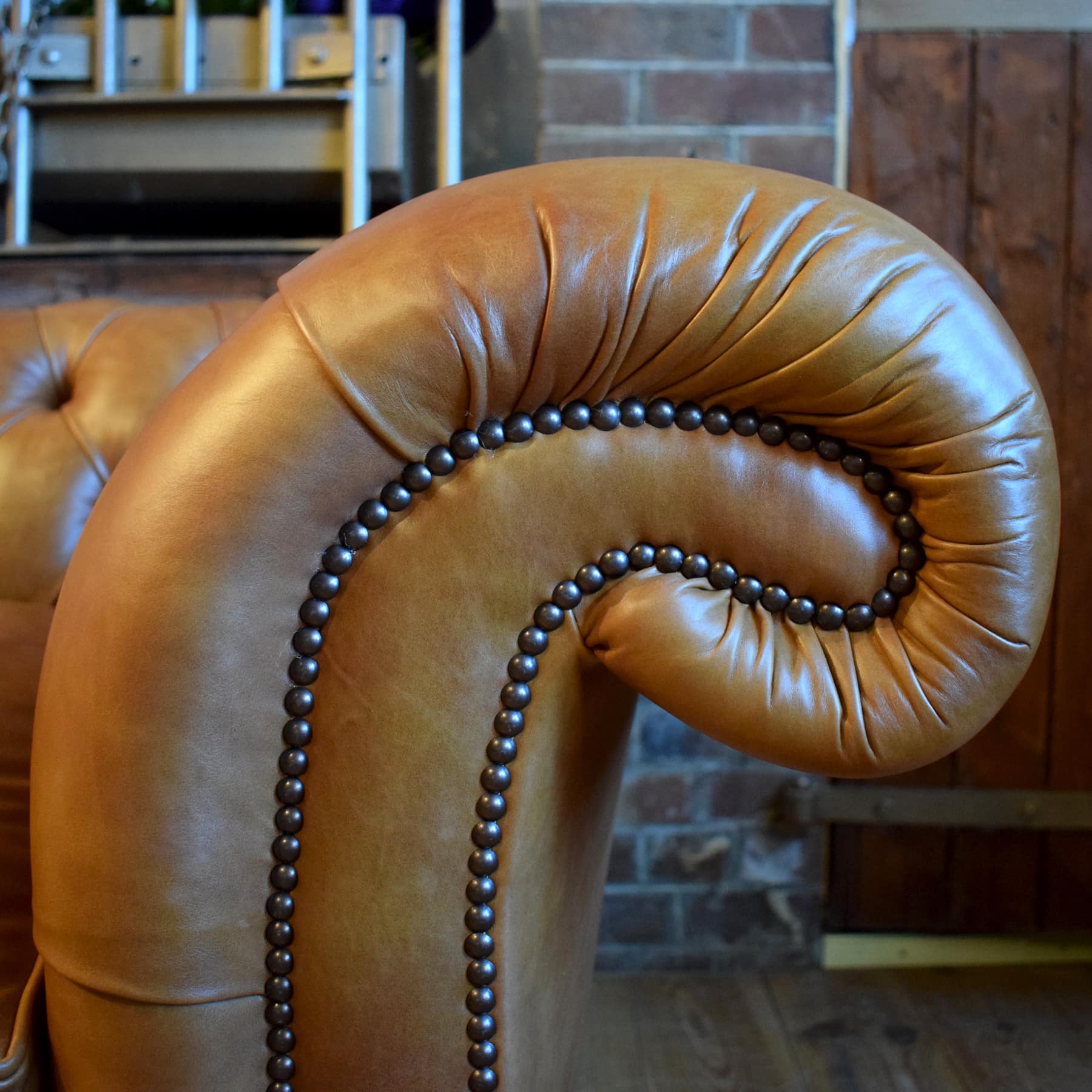 SALE Ausstellungsstück klassisches Chesterfield Sofa Spencer ähnlich dem Samual Johnson von Fleming & Howland in cognacfarbenem Echtleder – mit traditioneller Knopfheftung, geschwungenen Armlehnen und handgesetzten Ziernägeln handgefertigt in England bei Stan Chesterfields