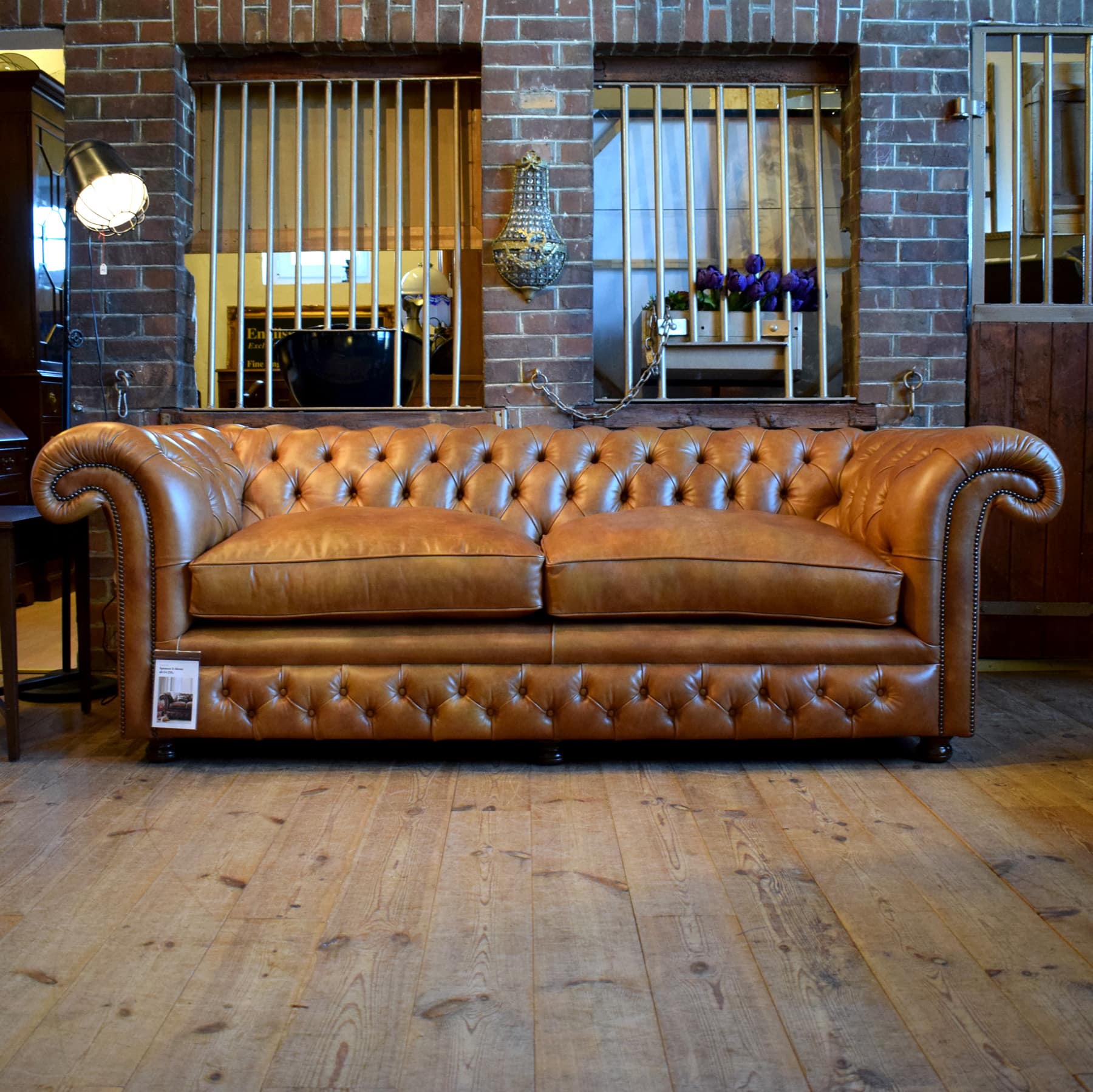 SALE Ausstellungsstück klassisches Chesterfield Sofa Spencer ähnlich dem Samual Johnson von Fleming & Howland in cognacfarbenem Echtleder – mit traditioneller Knopfheftung, geschwungenen Armlehnen und handgesetzten Ziernägeln handgefertigt in England bei Stan Chesterfields