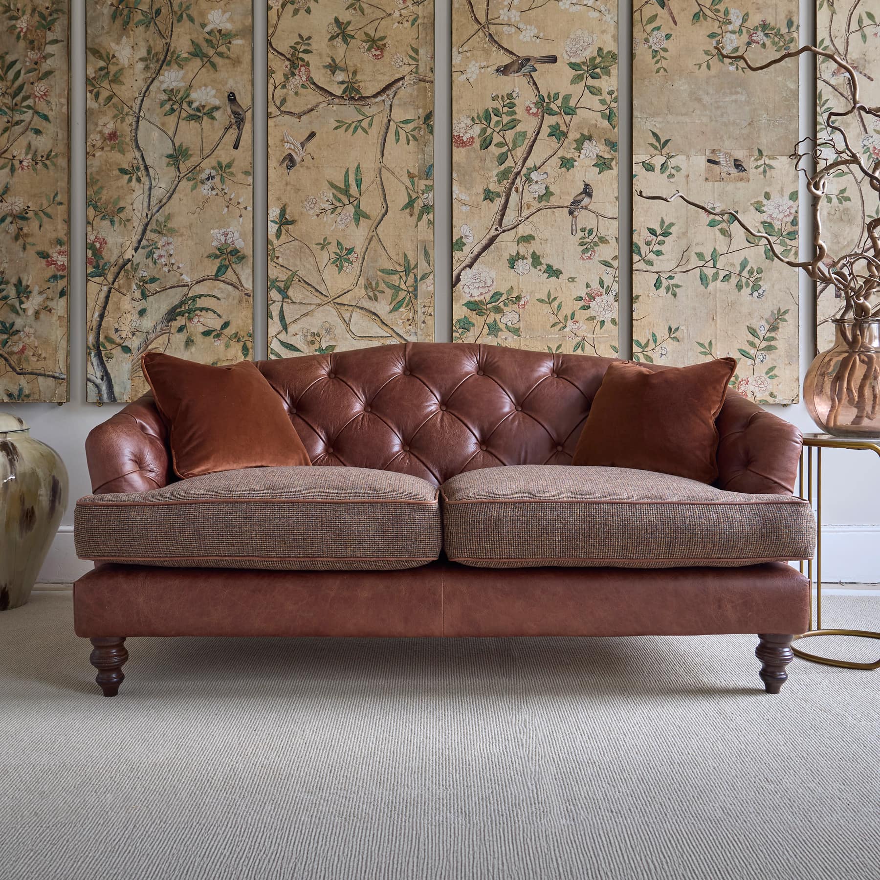 Hochwertiges Chesterfield Sofa mit Leder-Rückenlehne und Stoffsitzkissen – Modell Tetrad Dalmore Petite in braunem Vintage-Design, handgefertigt von Stan Chesterfields