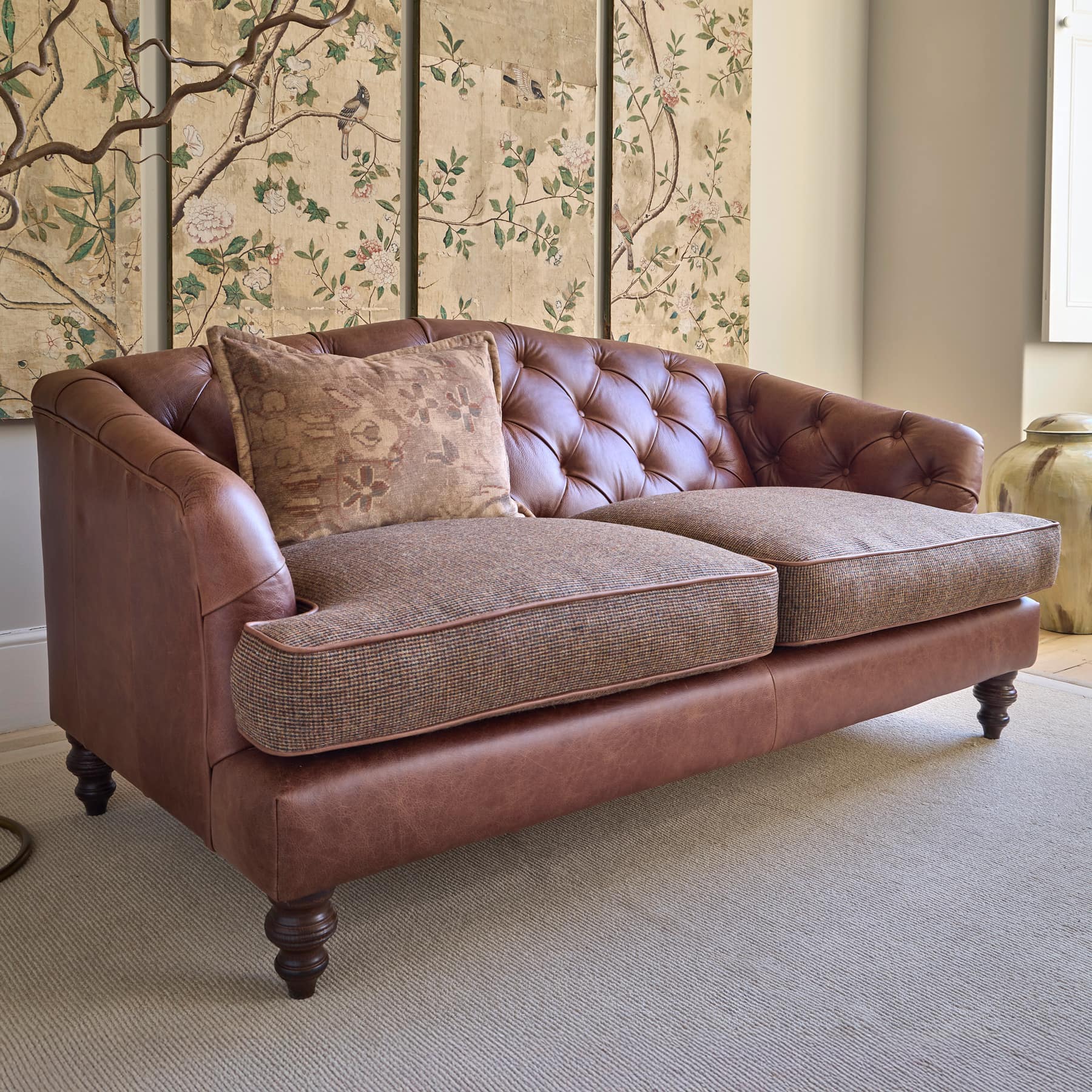 Hochwertiges Chesterfield Sofa mit Leder-Rückenlehne und Stoffsitzkissen – Modell Tetrad Dalmore Petite in braunem Vintage-Design, handgefertigt von Stan Chesterfields