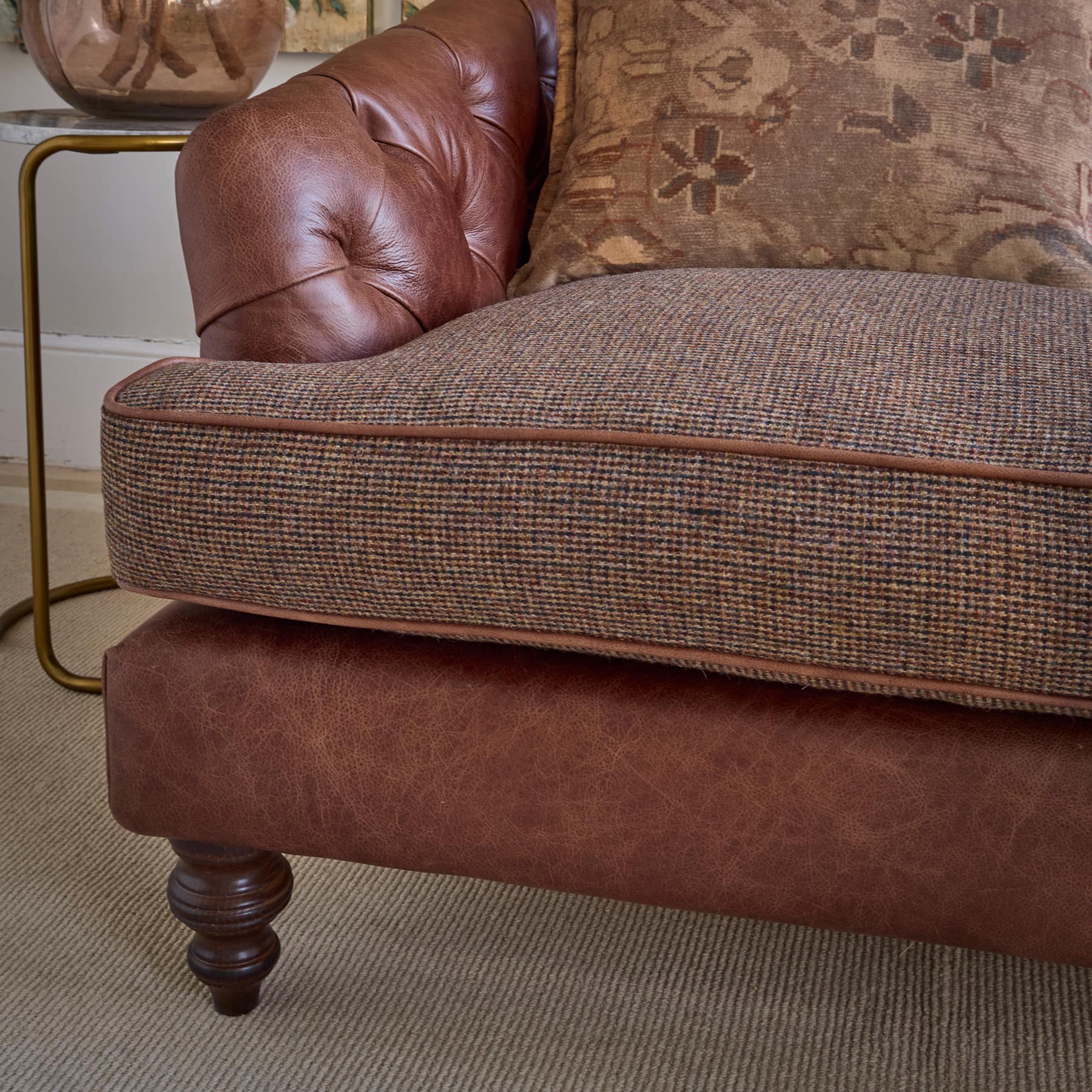 Hochwertiges Chesterfield Sofa mit Leder-Rückenlehne und Stoffsitzkissen – Modell Tetrad Dalmore Petite in braunem Vintage-Design, handgefertigt von Stan Chesterfields