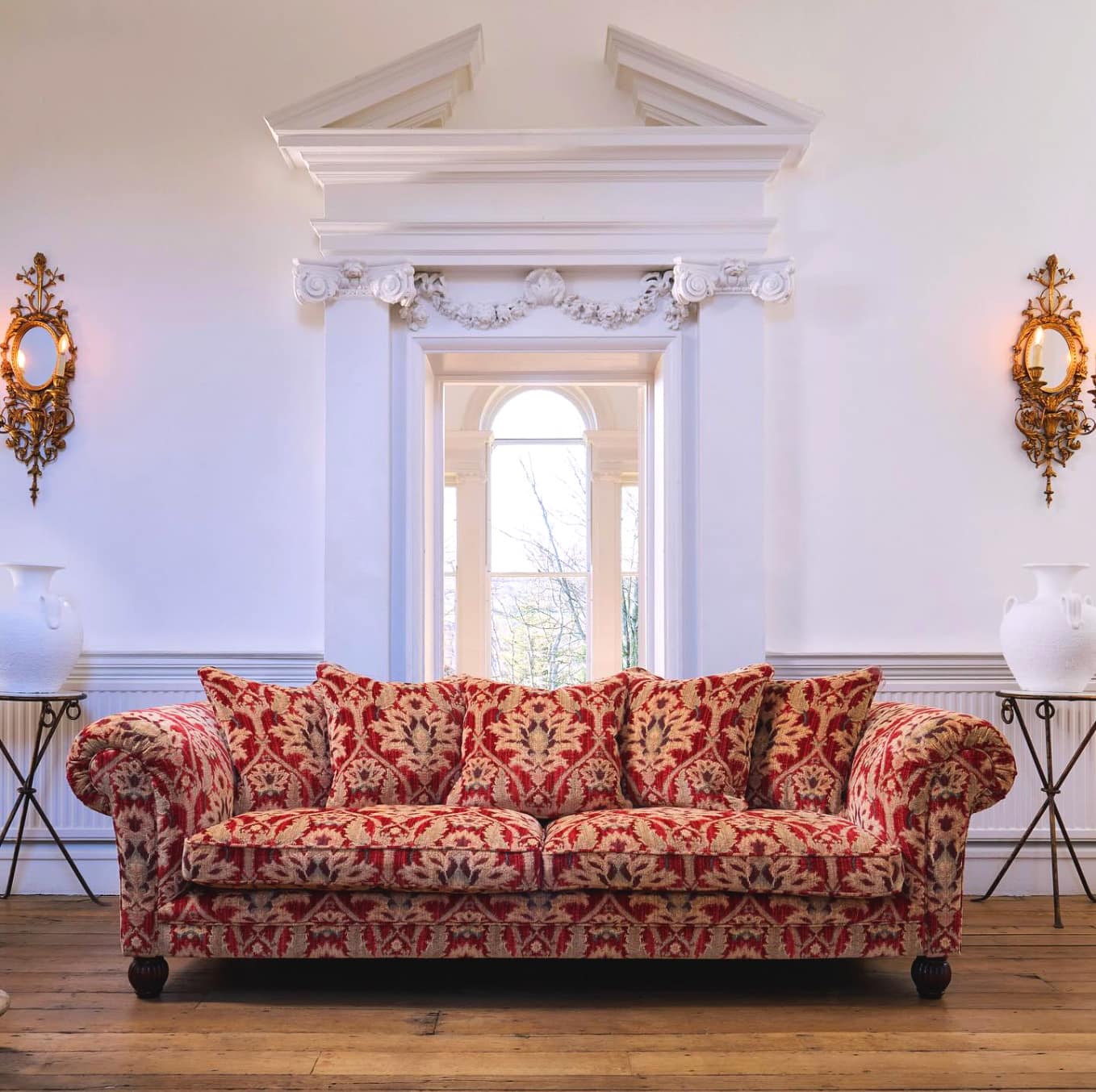 Tetrad Elgar Sofa im floralen Stoffdesign – modernes Sofa mit geradliniger Silhouette, breiten Armlehnen und weichen Rückenkissen, handgefertigt in England und erhältlich bei Stan Chesterfields