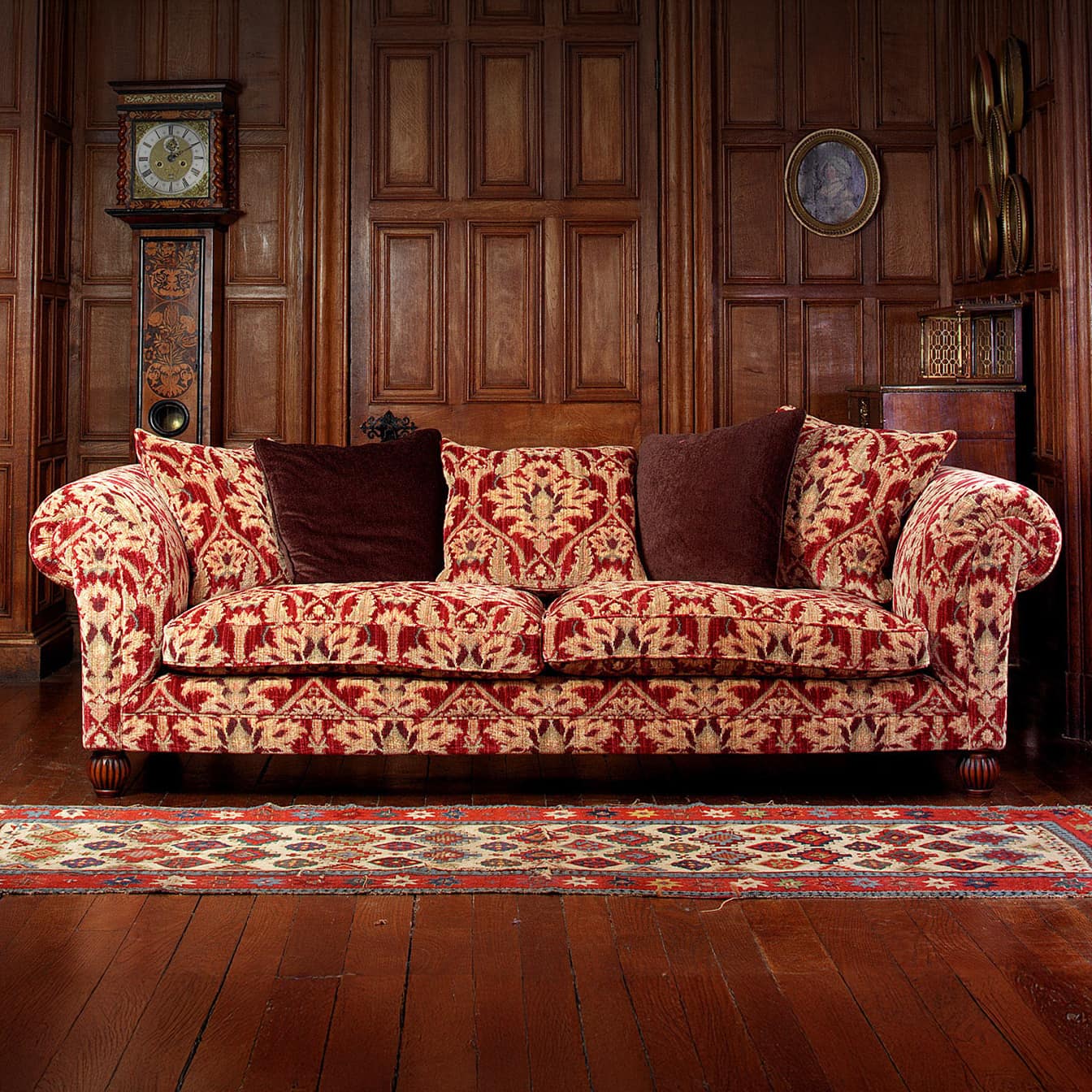 Tetrad Elgar Sofa im floralen Stoffdesign – modernes Sofa mit geradliniger Silhouette, breiten Armlehnen und weichen Rückenkissen, handgefertigt in England und erhältlich bei Stan Chesterfields