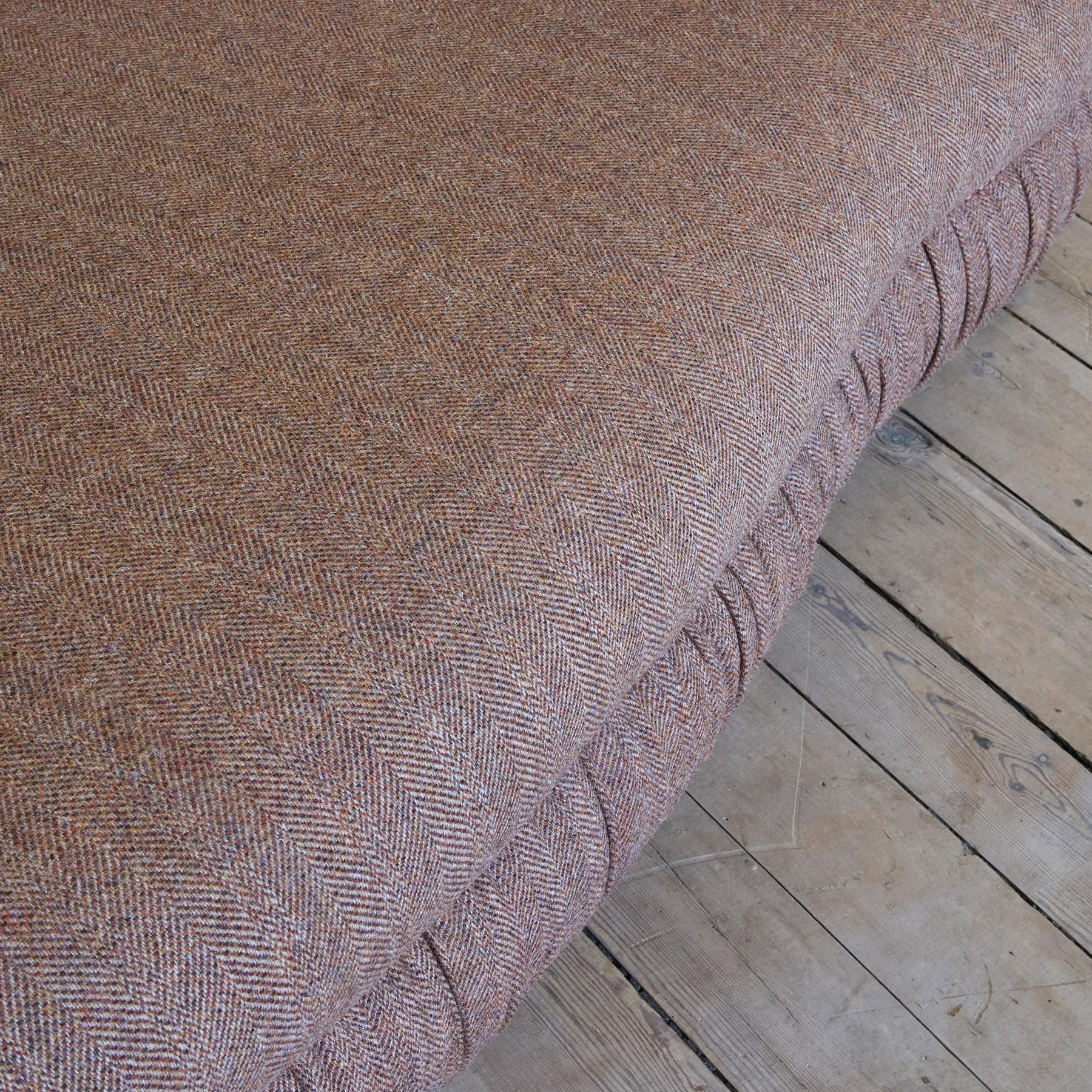 Tetrad Melrose Chesterfield Sofa aus Harris Tweed mit tiefen Knopfheftungen, handgesteppten Armlehnen und eleganter Rüschenkante