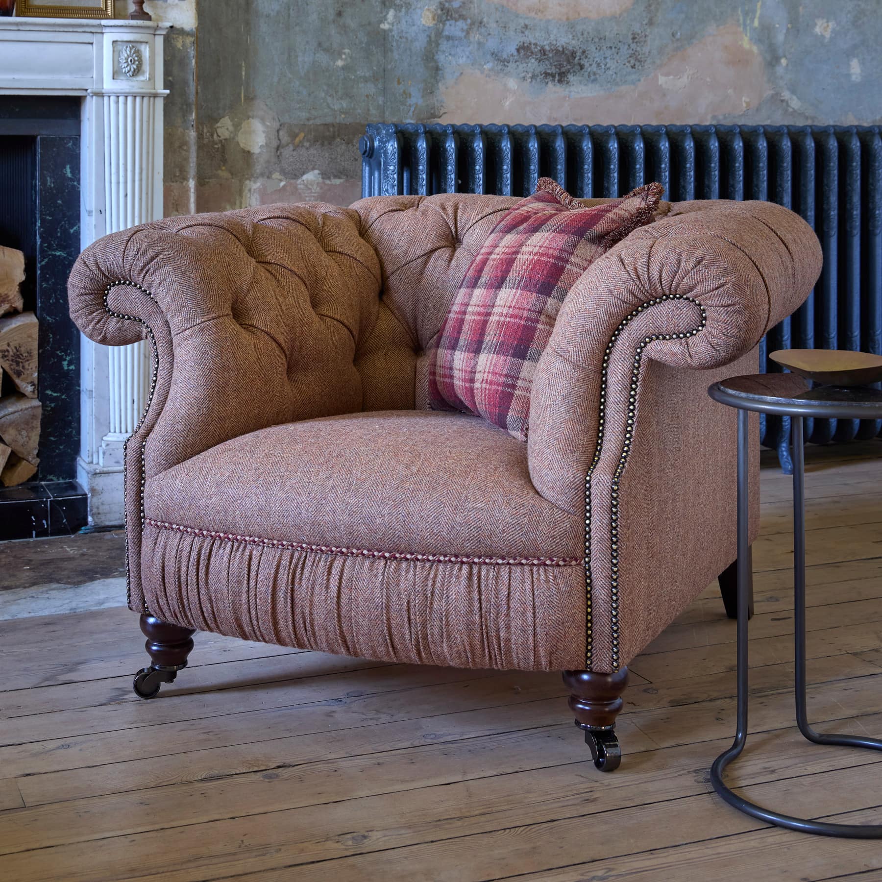 Tetrad Melrose Chesterfield Sessel aus Harris Tweed mit tiefen Knopfheftungen, handgesteppten Armlehnen und eleganter Rüschenkante