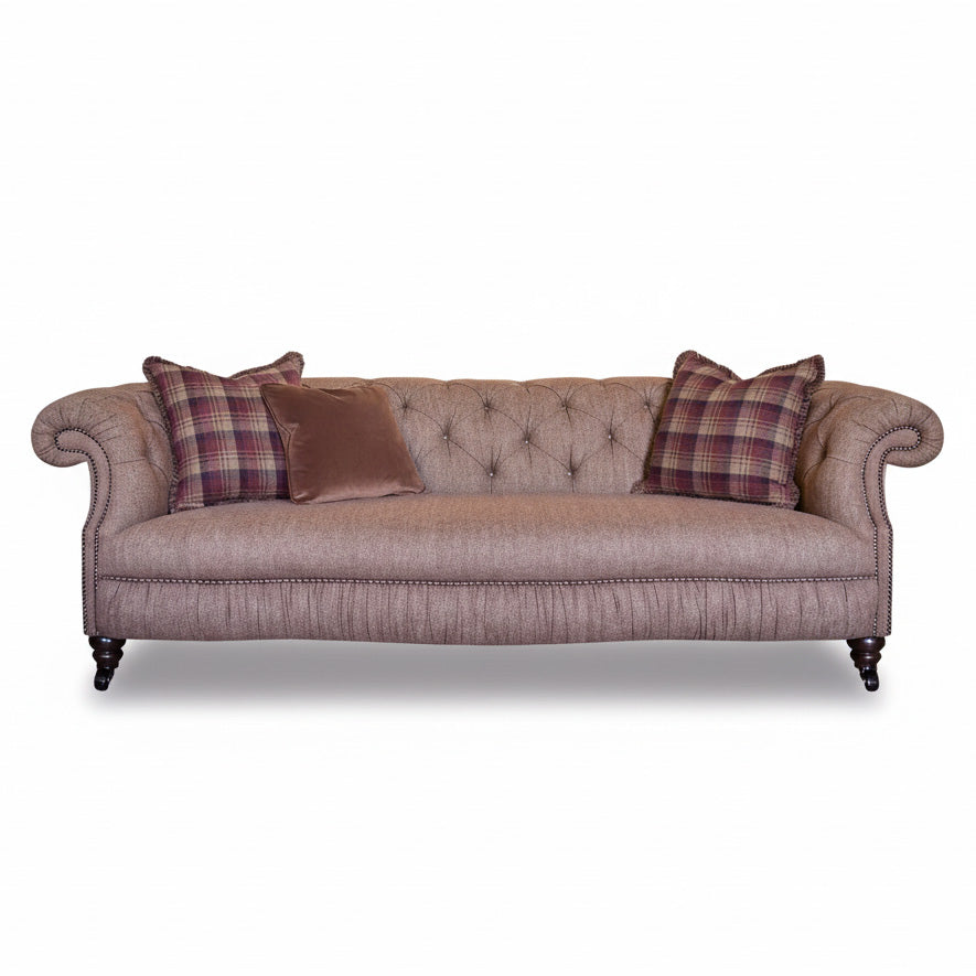 Tetrad Melrose Chesterfield Sofa aus Harris Tweed mit tiefen Knopfheftungen, handgesteppten Armlehnen und eleganter Rüschenkante
