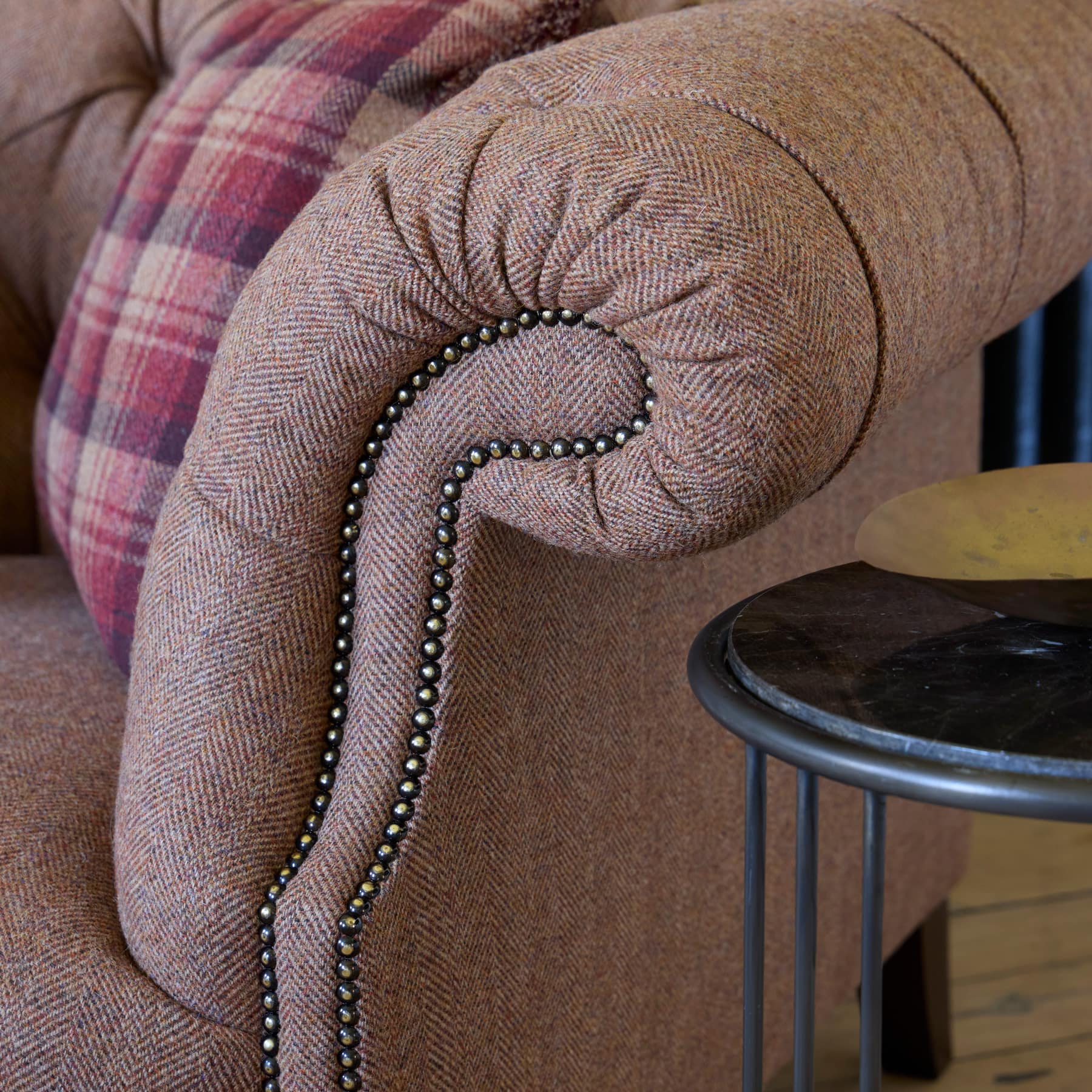 Tetrad Melrose Chesterfield Sofa aus Harris Tweed mit tiefen Knopfheftungen, handgesteppten Armlehnen und eleganter Rüschenkante