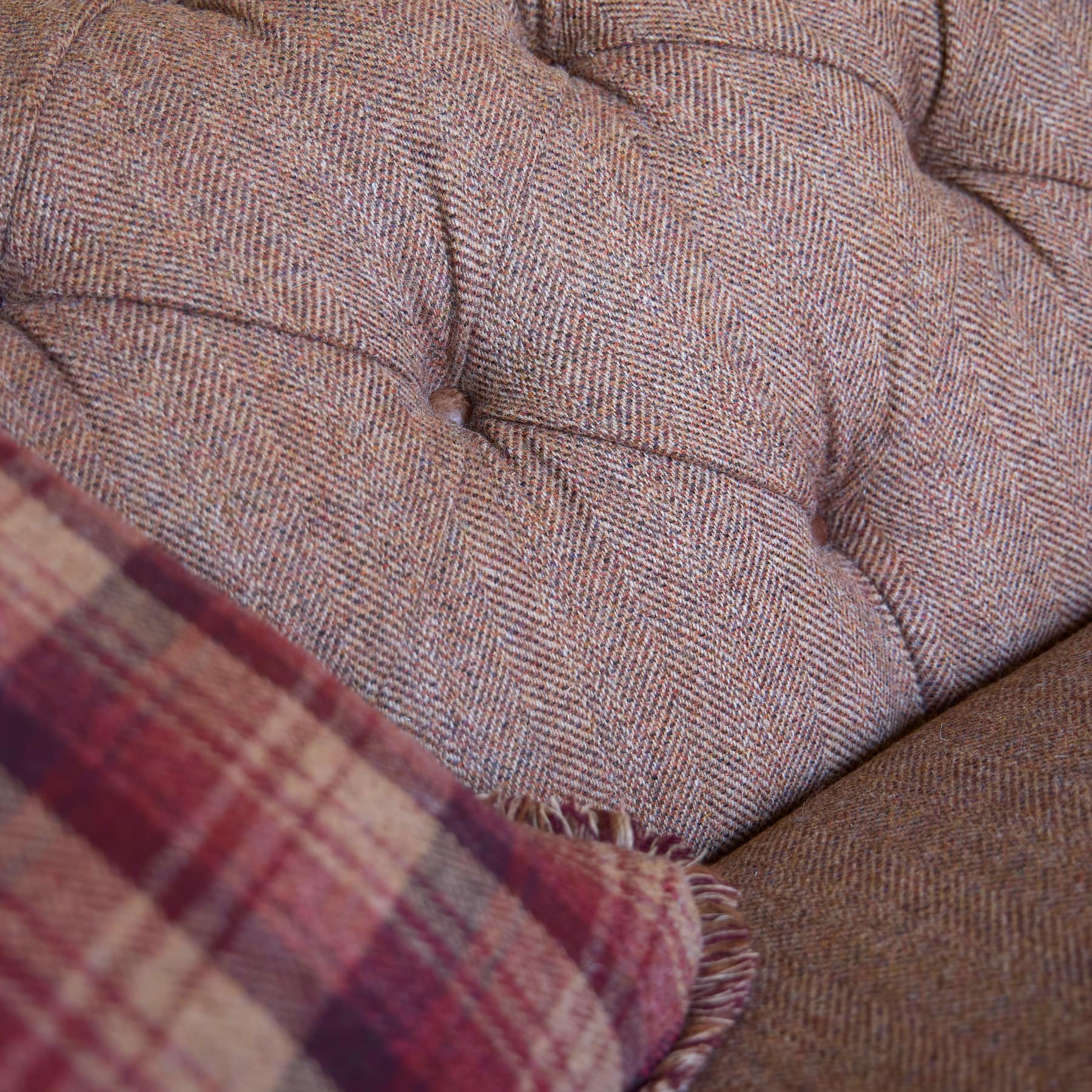 Tetrad Melrose Chesterfield Sofa aus Harris Tweed mit tiefen Knopfheftungen, handgesteppten Armlehnen und eleganter Rüschenkante