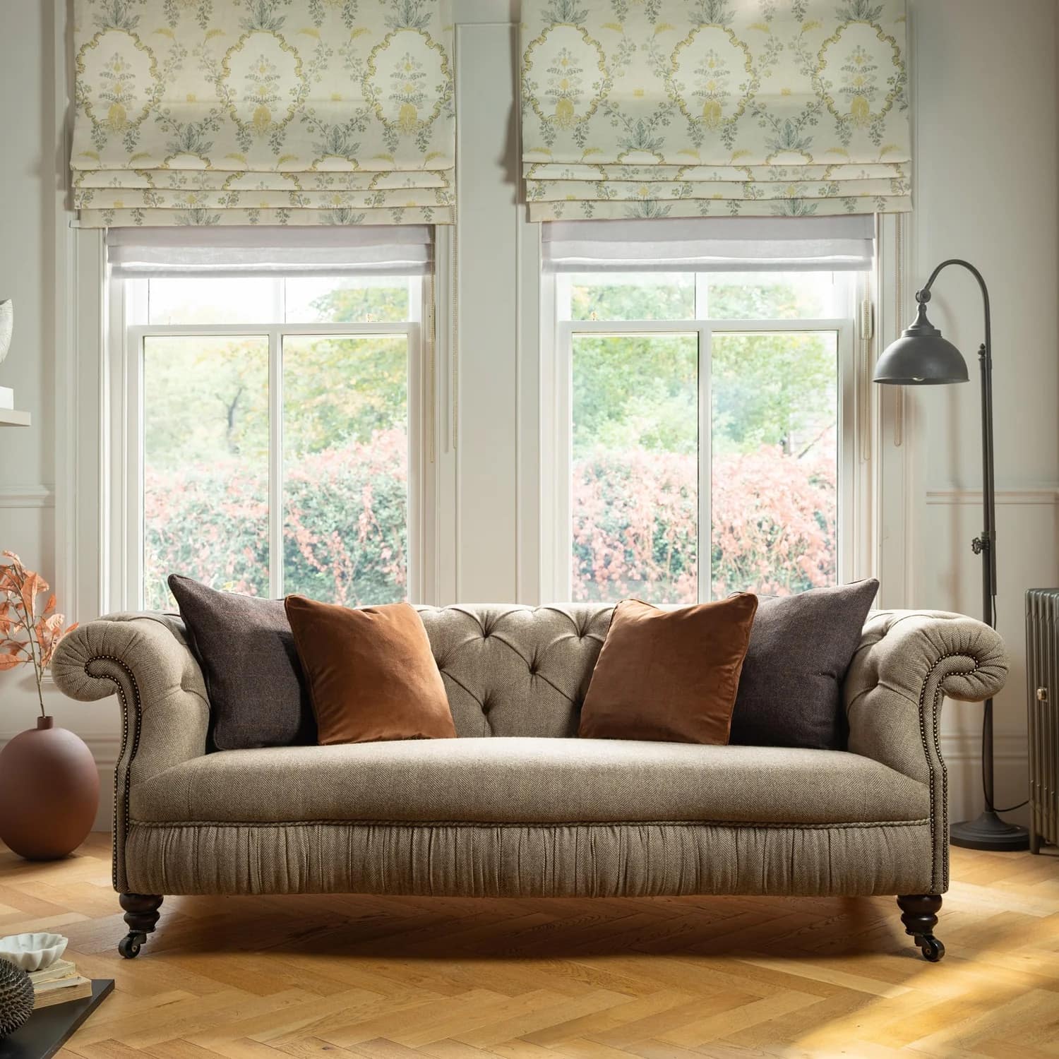 Tetrad Melrose Chesterfield Sofa aus Harris Tweed mit tiefen Knopfheftungen, handgesteppten Armlehnen und eleganter Rüschenkante