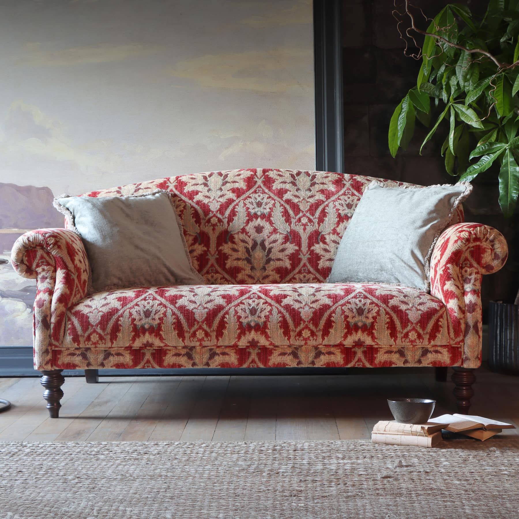 Tetrad Tallis Sofa in elegantem Stoffbezug mit gerollten Armlehnen und klassischer Silhouette – handgefertigt in England, ideal für stilvolle Wohnräume.