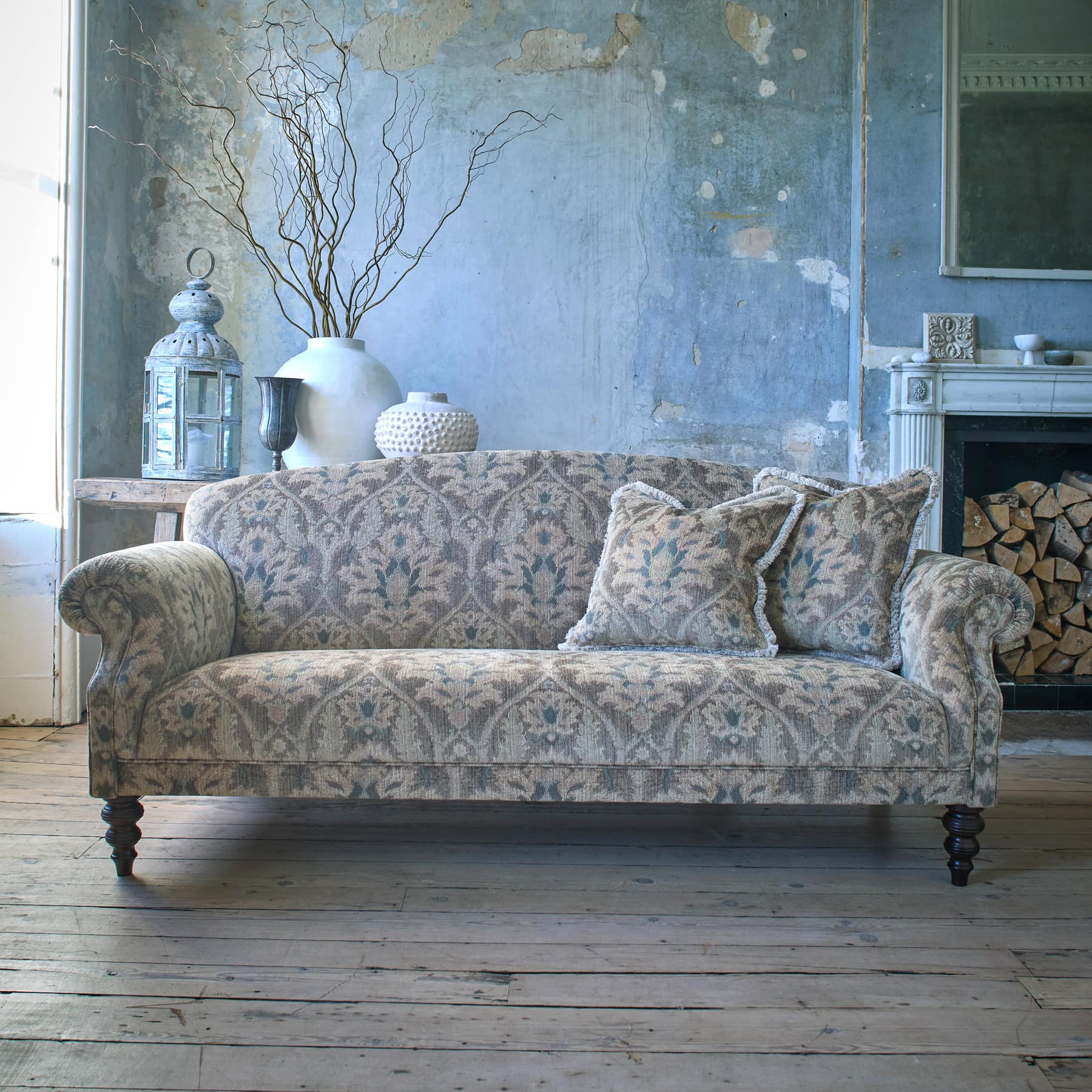 Tetrad Tallis Sofa in elegantem Stoffbezug mit gerollten Armlehnen und klassischer Silhouette – handgefertigt in England, ideal für stilvolle Wohnräume.