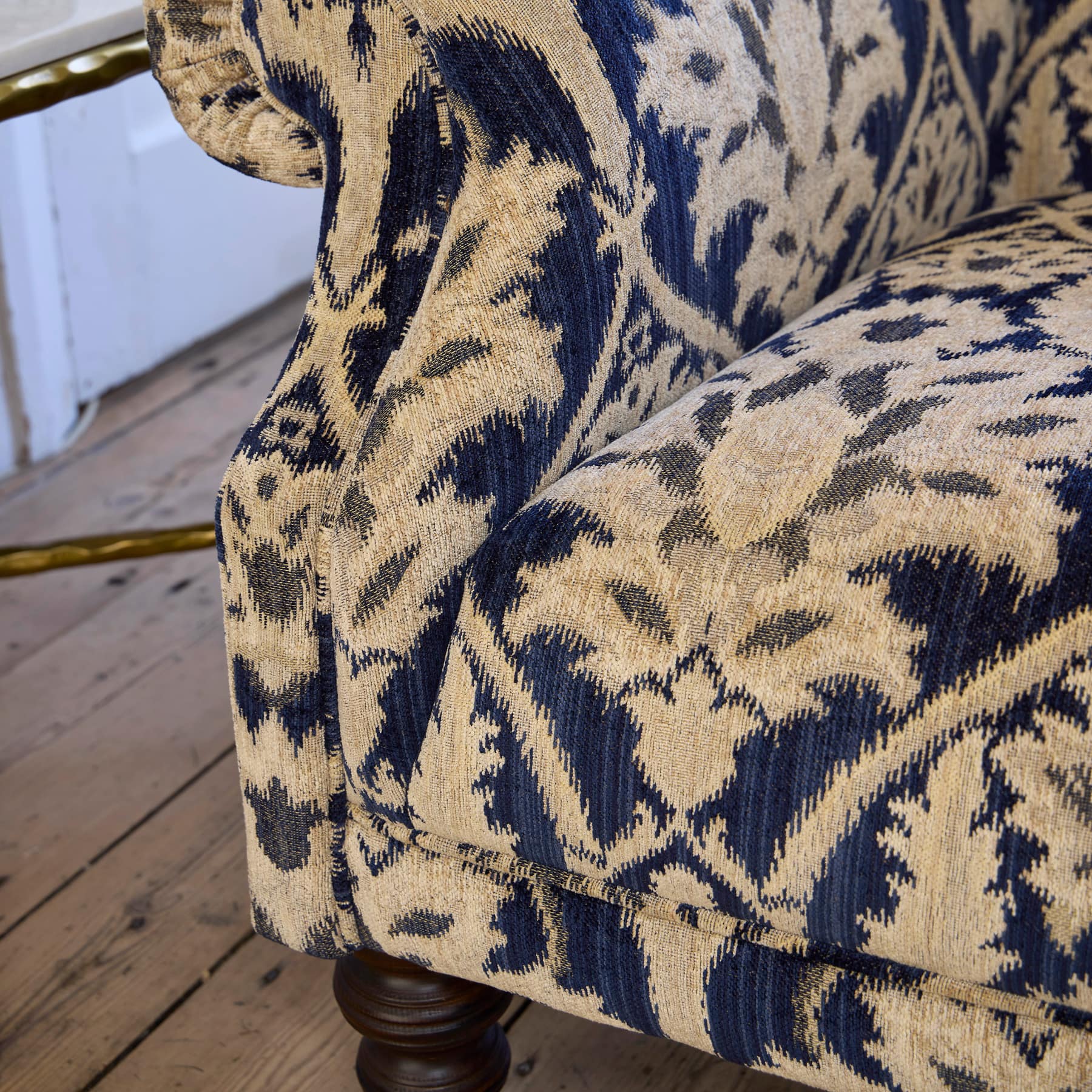 Tetrad Tallis Sofa in elegantem Stoffbezug mit gerollten Armlehnen und klassischer Silhouette – handgefertigt in England, ideal für stilvolle Wohnräume.