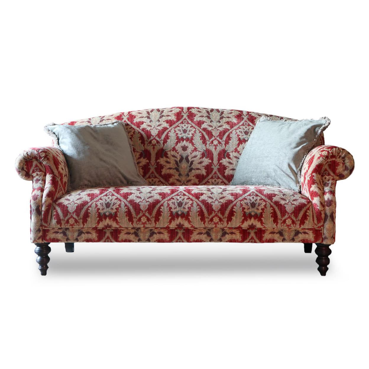 Tetrad Tallis Sofa in elegantem Stoffbezug mit gerollten Armlehnen und klassischer Silhouette – handgefertigt in England, ideal für stilvolle Wohnräume.