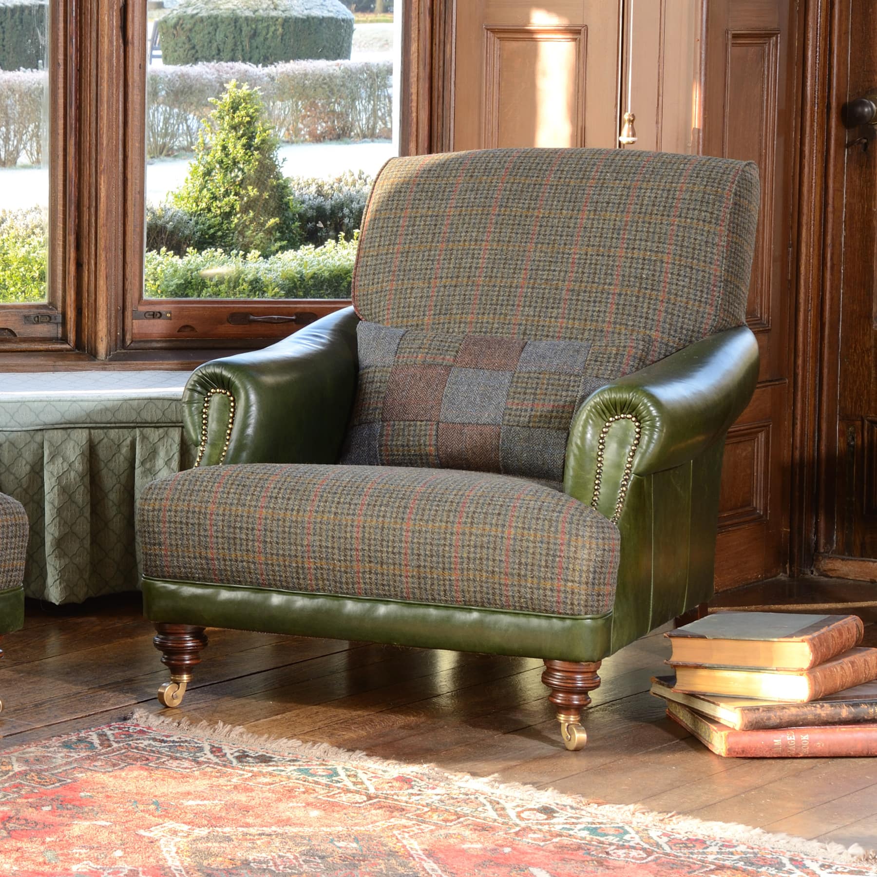 Tetrad Harris Tweed Gentleman’s Chair in klassischem Design mit eleganten geschwungenen Armlehnen und handgesetzten Ziernägeln – zu sehen im Netflix-Film Thursday Murder Club.