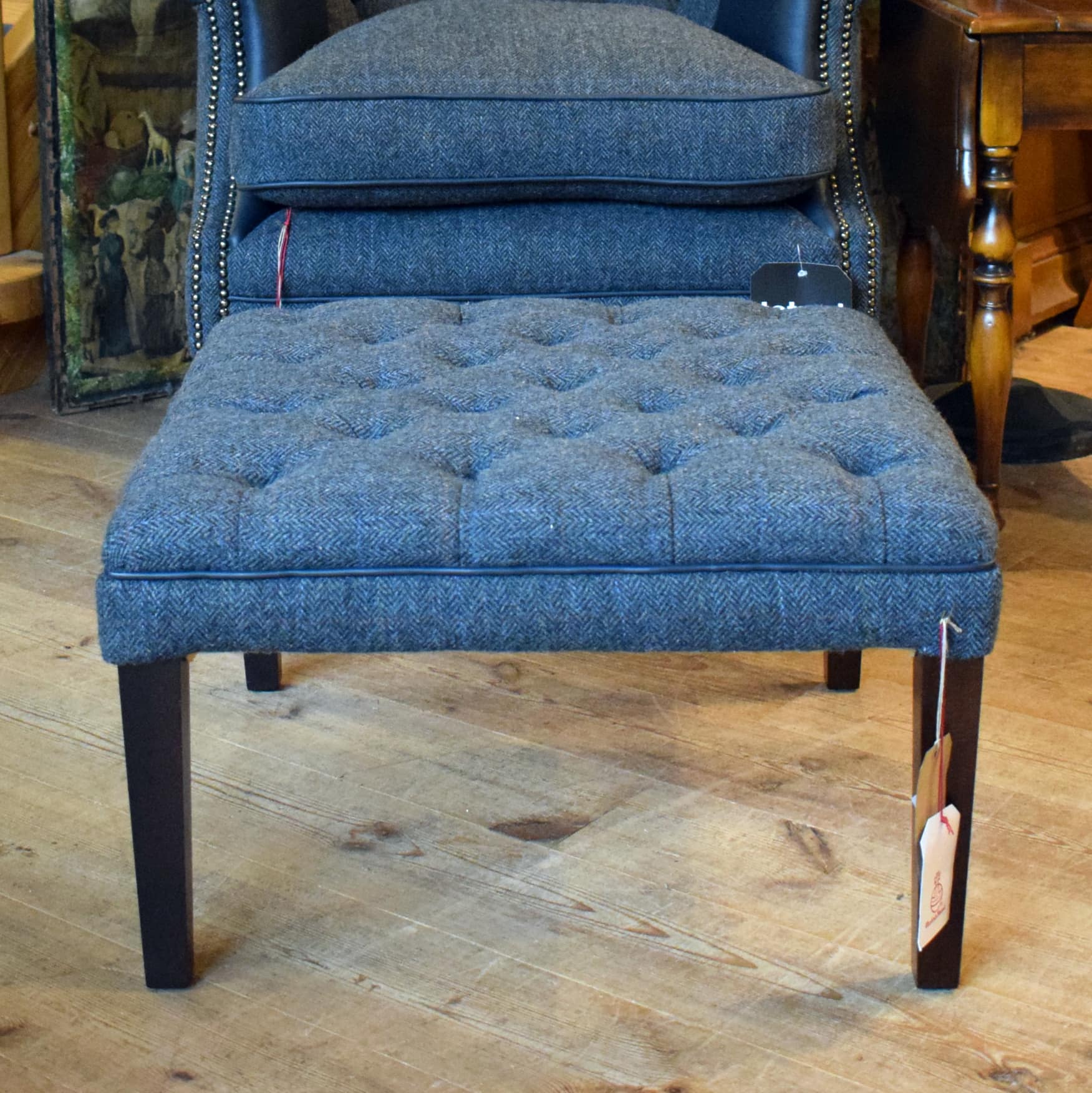 Ausstellungsstück - Mackenzie Wing Chair & Hocker