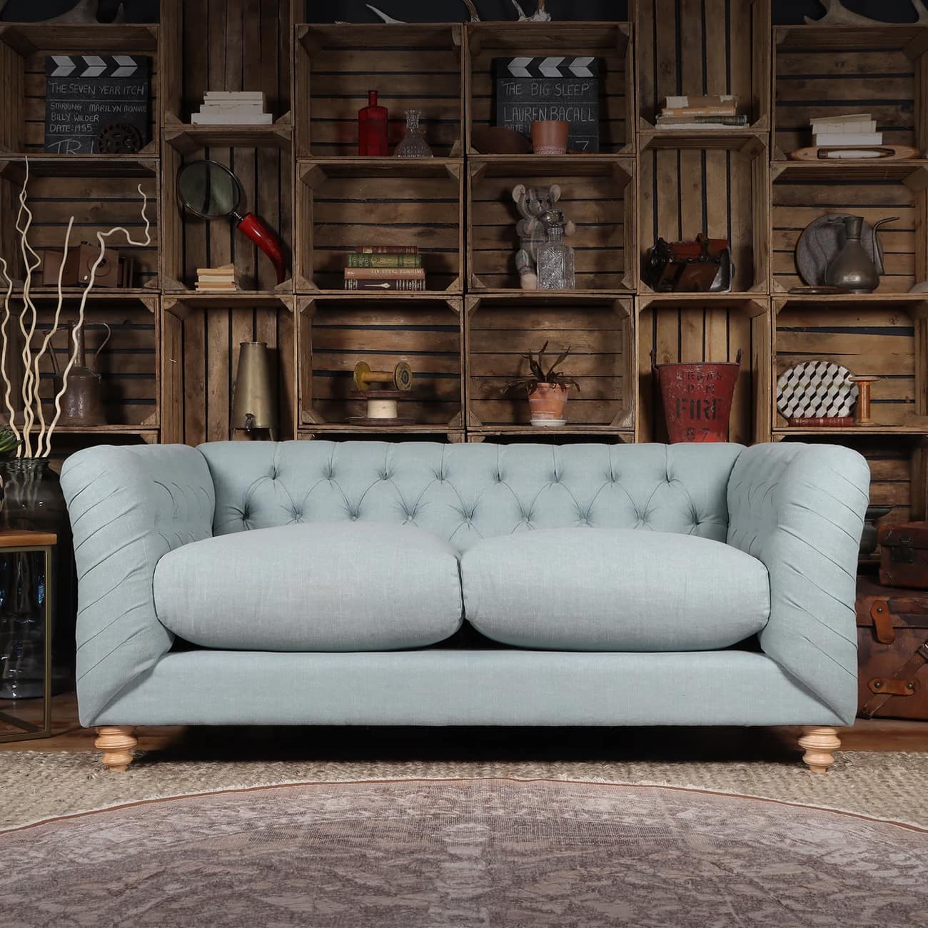 Tetrad Truffle Chesterfield Sofa in Samt – tiefe Knopfheftung, abgerundete Armlehnen, gedrechselte Füße