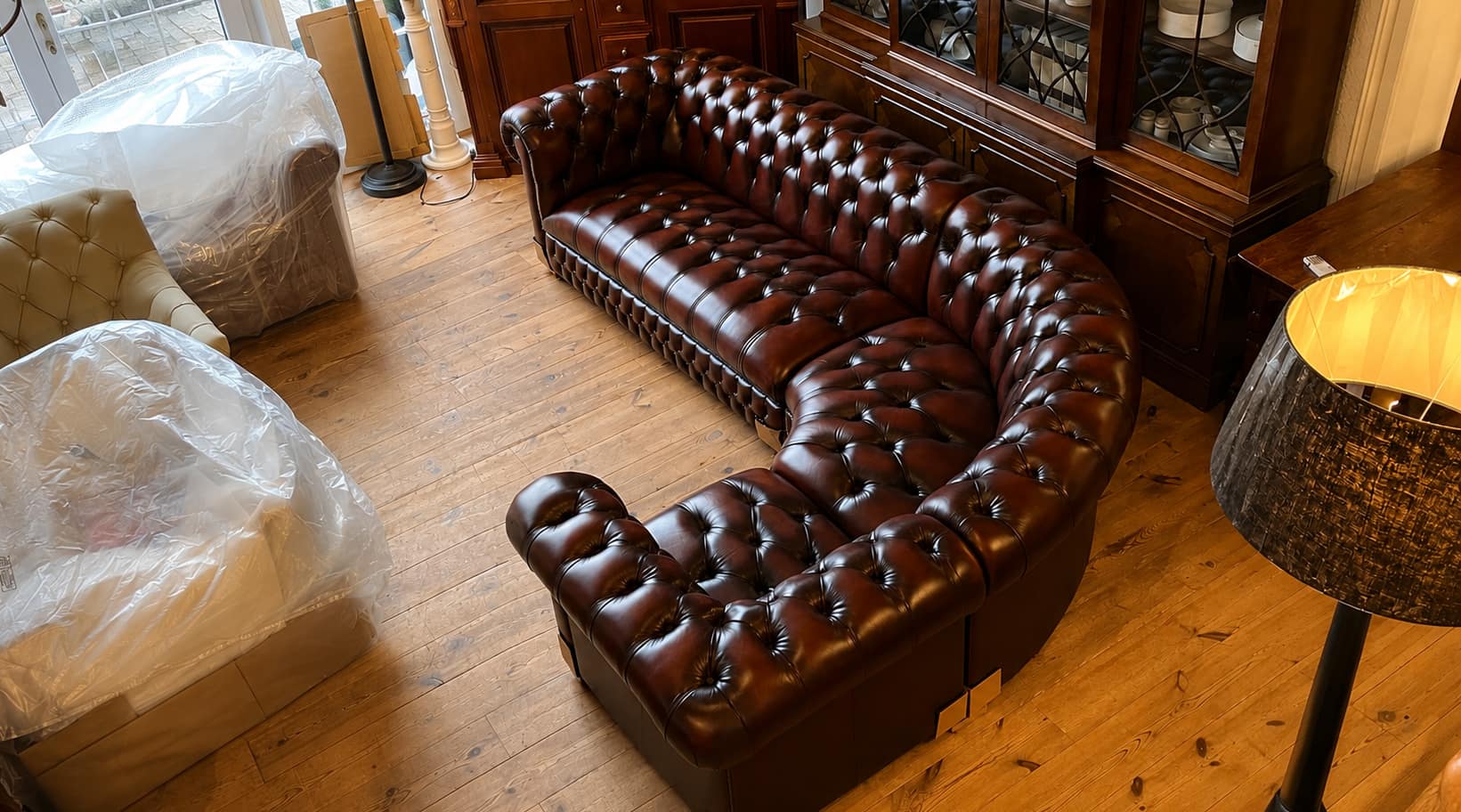 Maßgefertigtes Chesterfield-Ecksofa mit rundem Eckelement – ein besonderes Kundenprojekt