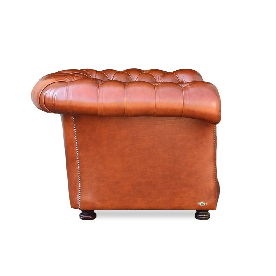 Original englischer Chesterfield Sessel mit geschwungenen Armen ähnlich wie das Samuel Johnson von Fleming & Howland