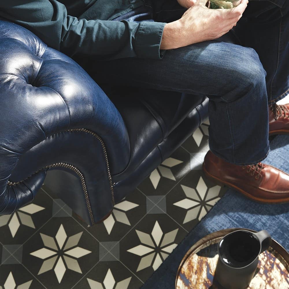 Dunkelblaues Chesterfield-3-Sitzer-Sofa „Drummond“ mit tiefer Knopfheftung (Kapitonierung), gedrechselten Holzfüßen und einzelnen per Hand geschlagenen Nägeln