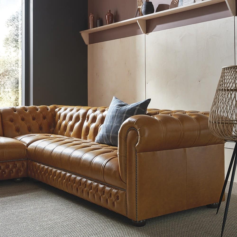 Hochwertiges, handgefertigtes Chesterfield Ecksofa aus England mit kapitonierter (geknöpfter) Sitzfläche.