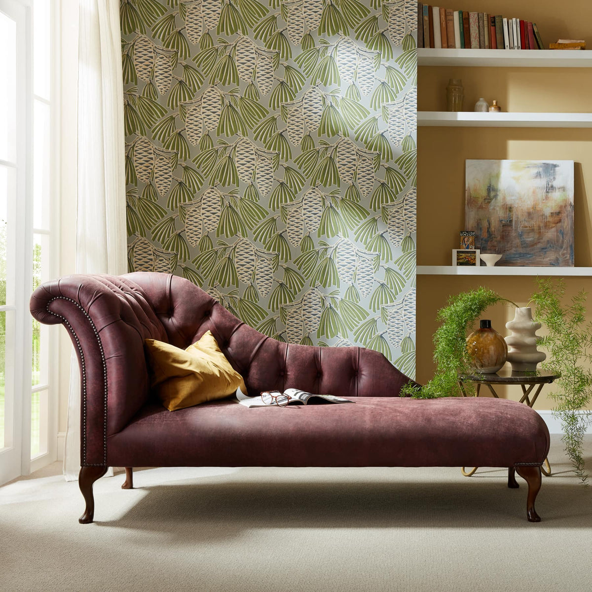 Chesterfield Recamiere Opie in rotem Rustic Leder Pinot mit Knopfheftung und geschwungenen Holzfüßen