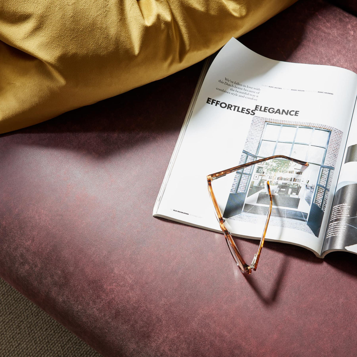 Chesterfield Recamiere Opie in rotem Rustic Leder Pinot mit Knopfheftung und geschwungenen Holzfüßen