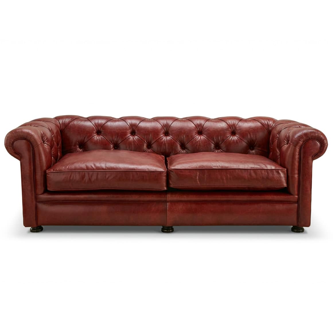 Rotes Chesterfield Sofa mit breiter Knopfheftung, wahlweise mit Ziernägeln oder Keder. Extra komfortable Polsterung, viele Größen & Sonderanfertigungen möglich.