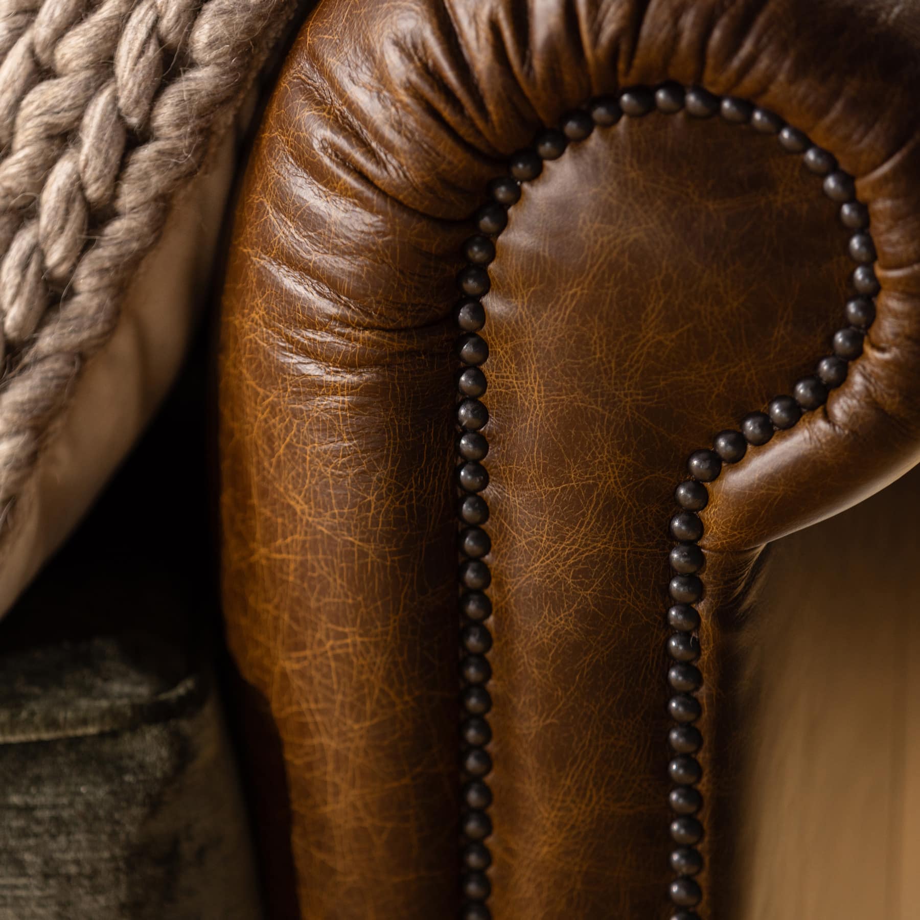 Constable Sofa von Tetrad erhältlich bei Stan Chesterfields – großzügiges, klassisches Sofa mit rund geschwungenen Armlehnen, tiefen Sitzkissen und stilvollem Boho-Chesterfield-Design