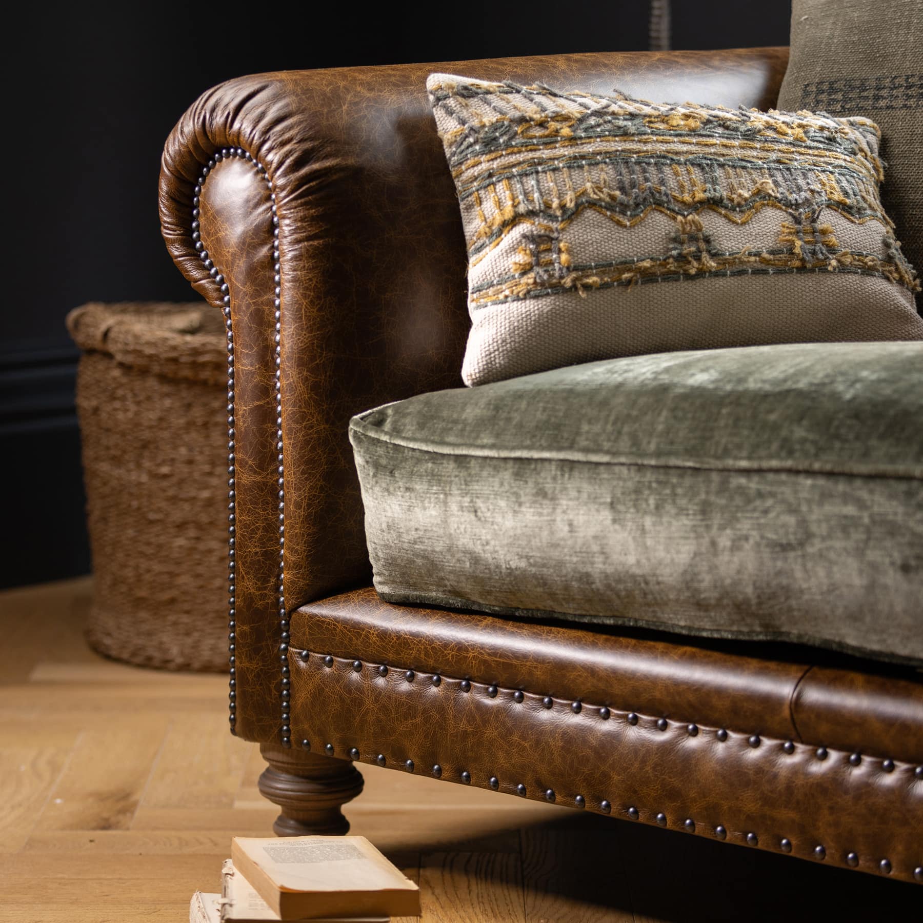 Constable Sofa von Tetrad erhältlich bei Stan Chesterfields – großzügiges, klassisches Sofa mit rund geschwungenen Armlehnen, tiefen Sitzkissen und stilvollem Boho-Chesterfield-Design