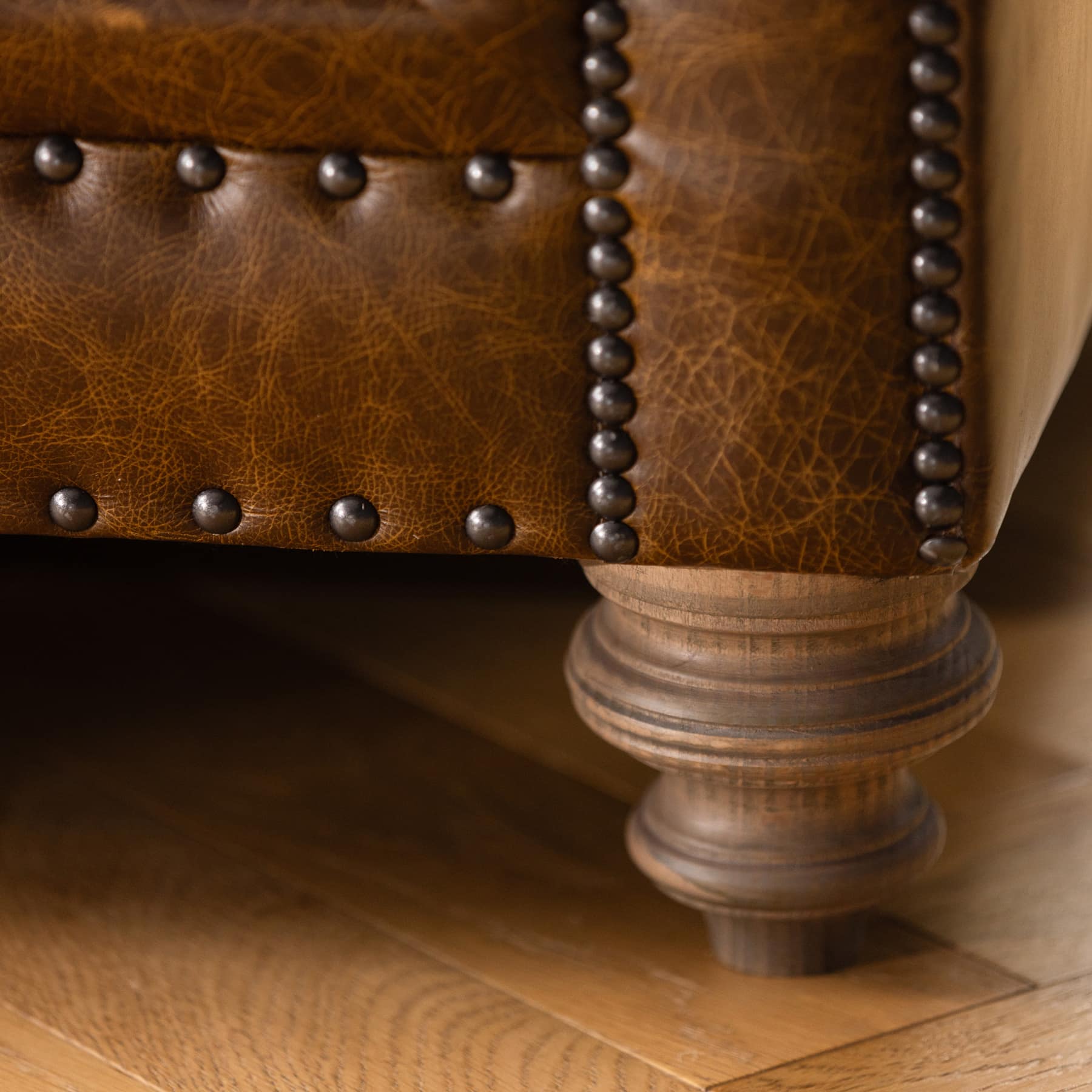 Constable Sofa von Tetrad erhältlich bei Stan Chesterfields – großzügiges, klassisches Sofa mit rund geschwungenen Armlehnen, tiefen Sitzkissen und stilvollem Boho-Chesterfield-Design